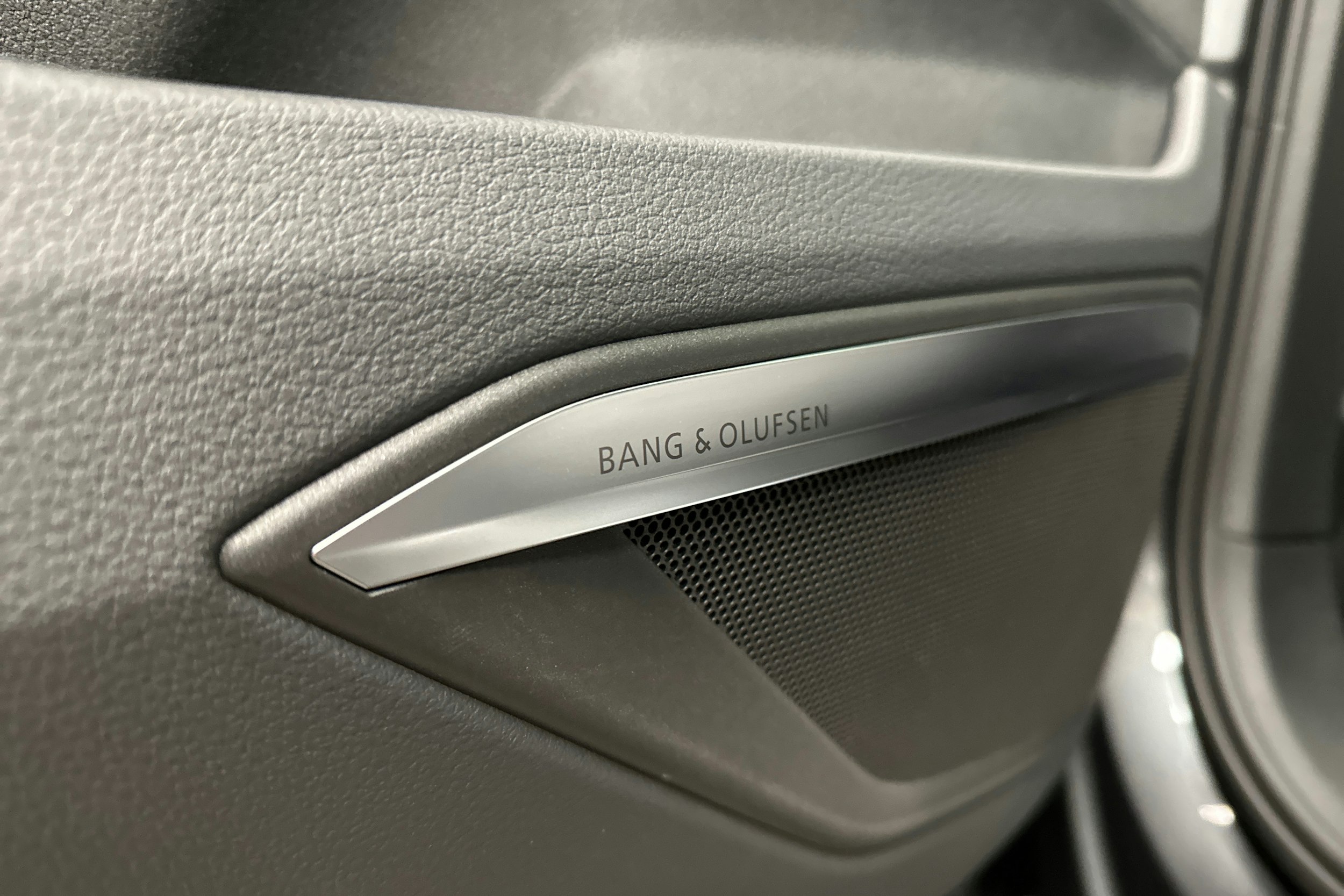 harmaa Audi SQ8 e-tron 2024 kuva 34.