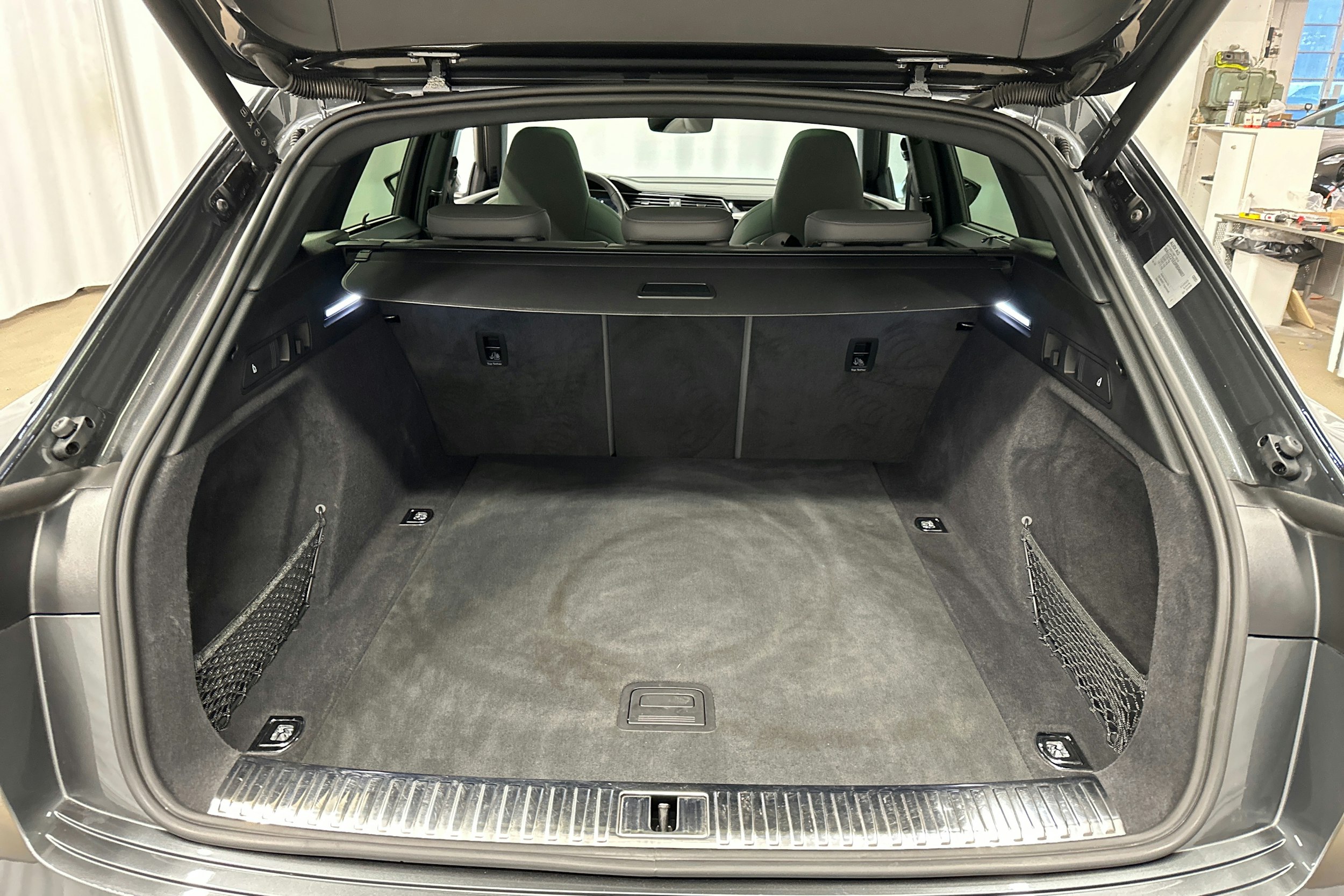 harmaa Audi SQ8 e-tron 2024 kuva 35.