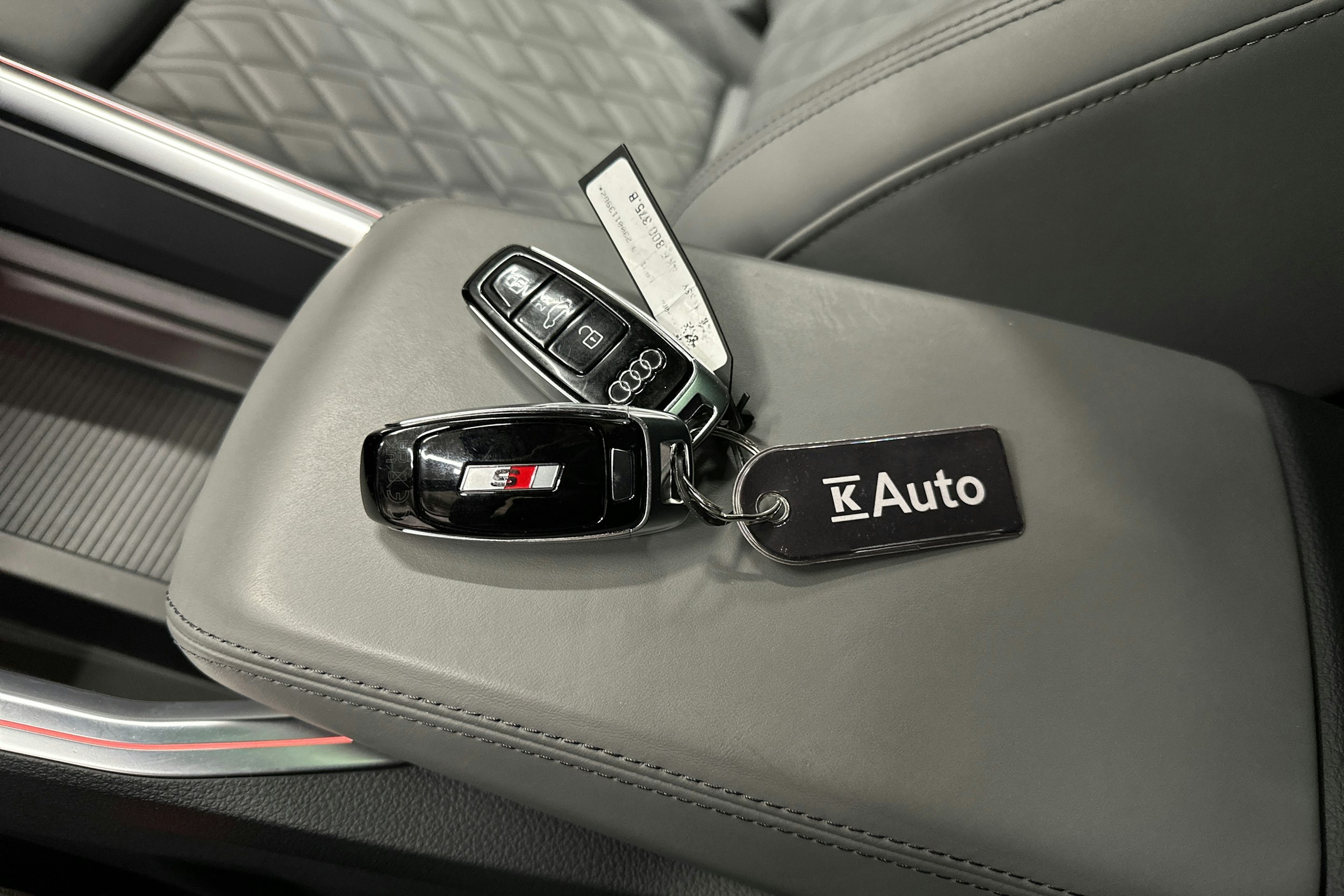 harmaa Audi SQ8 e-tron 2024 kuva 39.