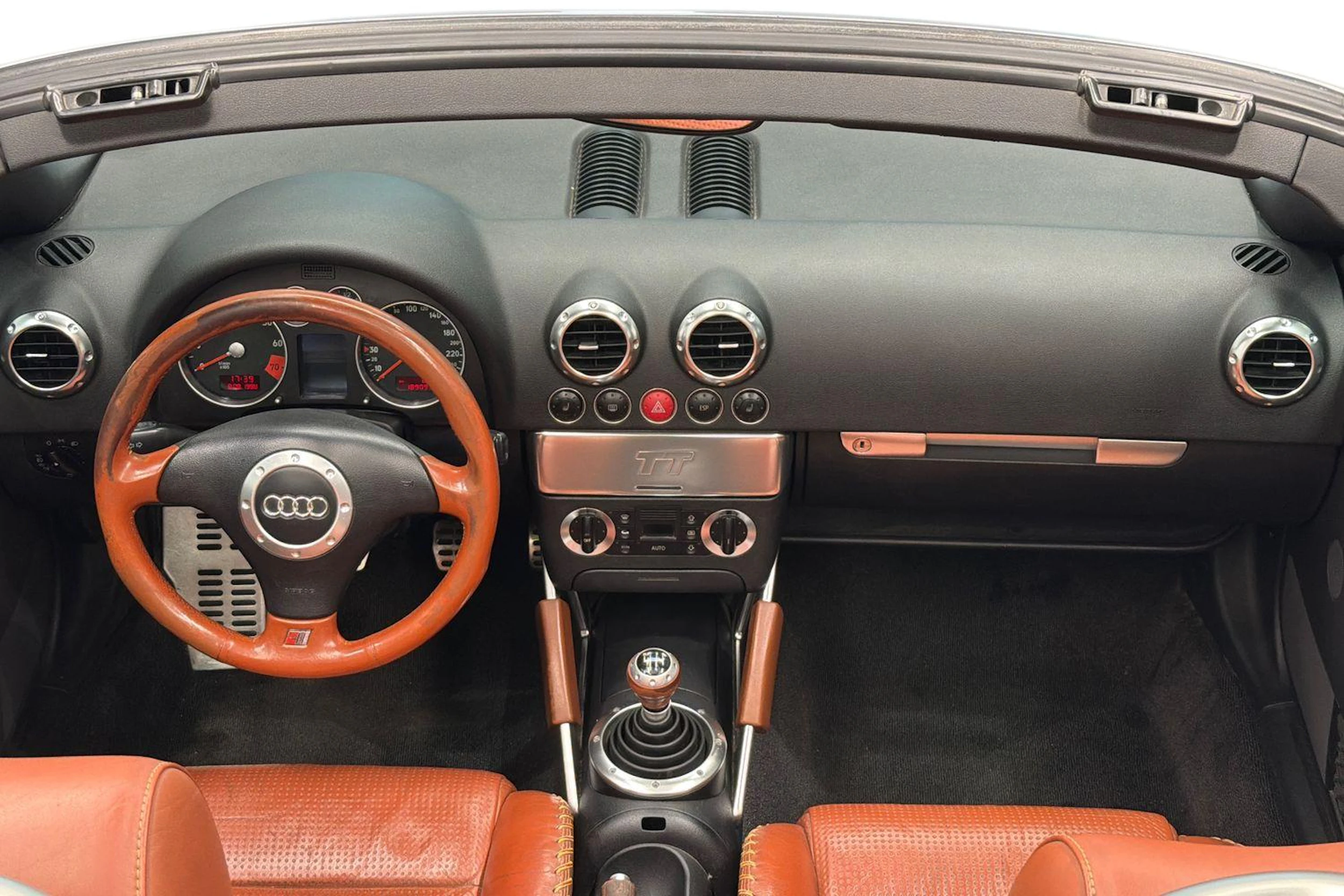 Harmaa Audi TT 2000 kuva 9.