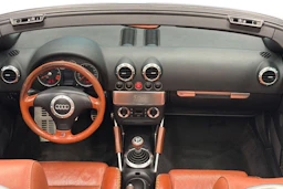 Harmaa Audi TT 2000 kuva 9.