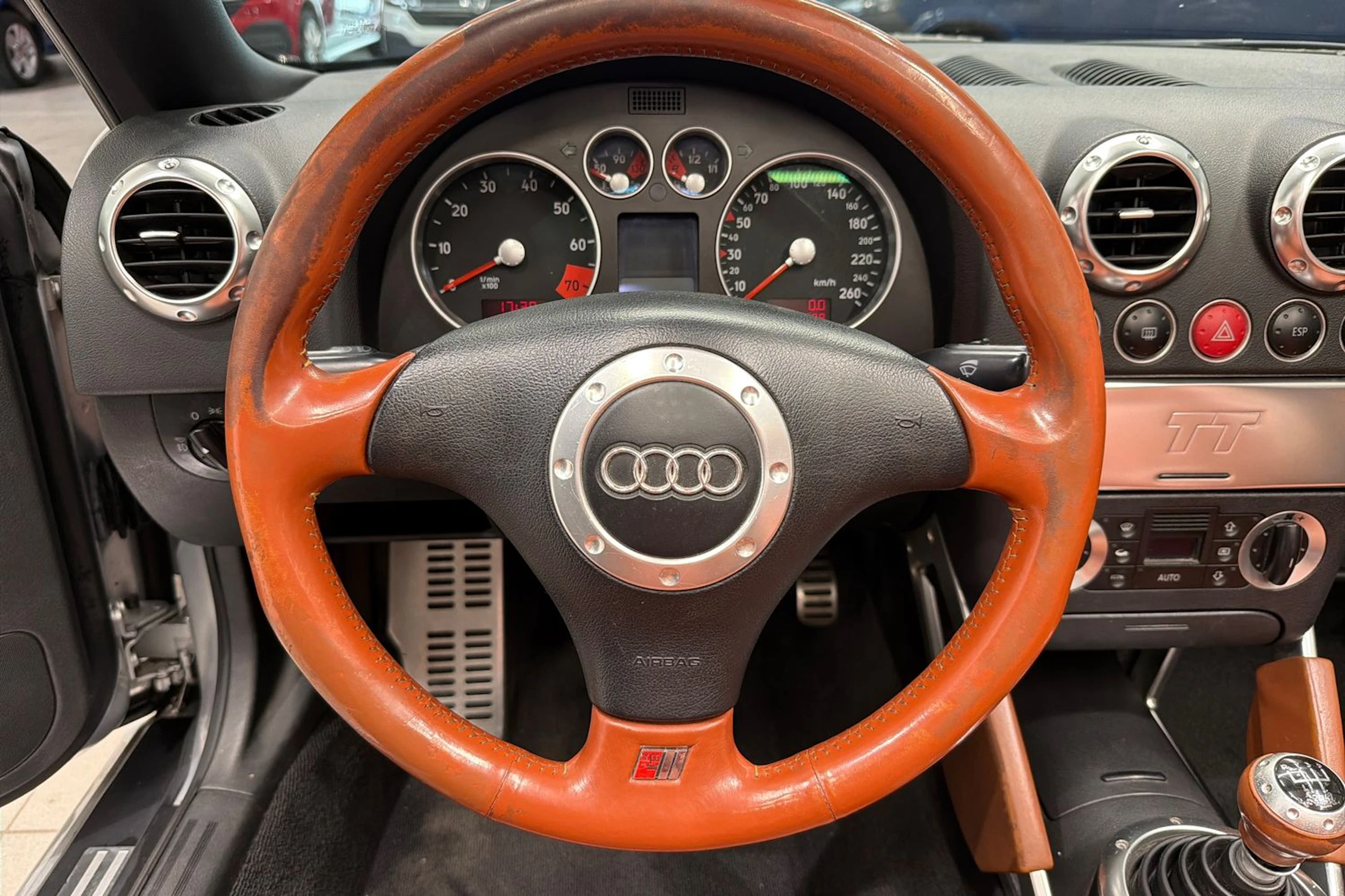 Harmaa Audi TT 2000 kuva 13.