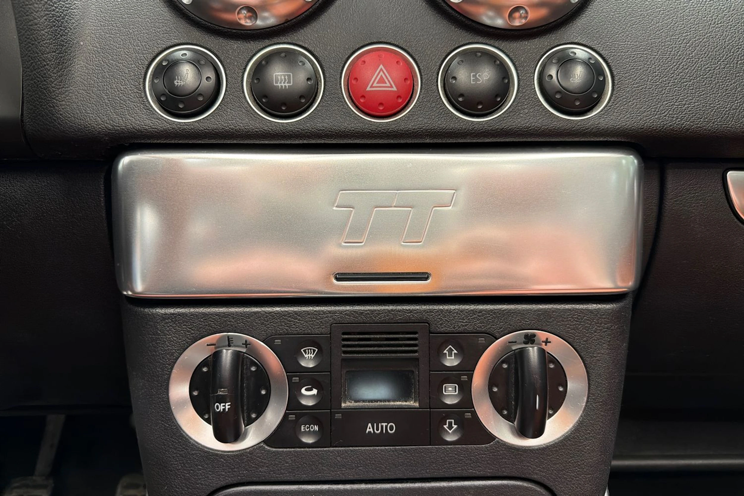Harmaa Audi TT 2000 kuva 15.