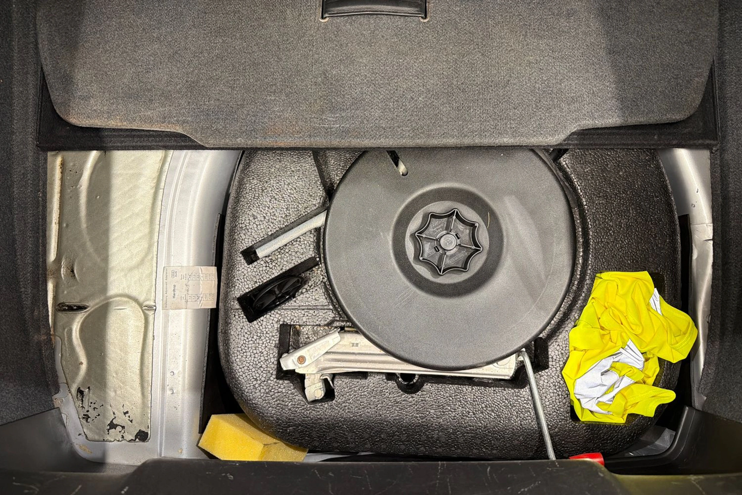 Harmaa Audi TT 2000 kuva 25.