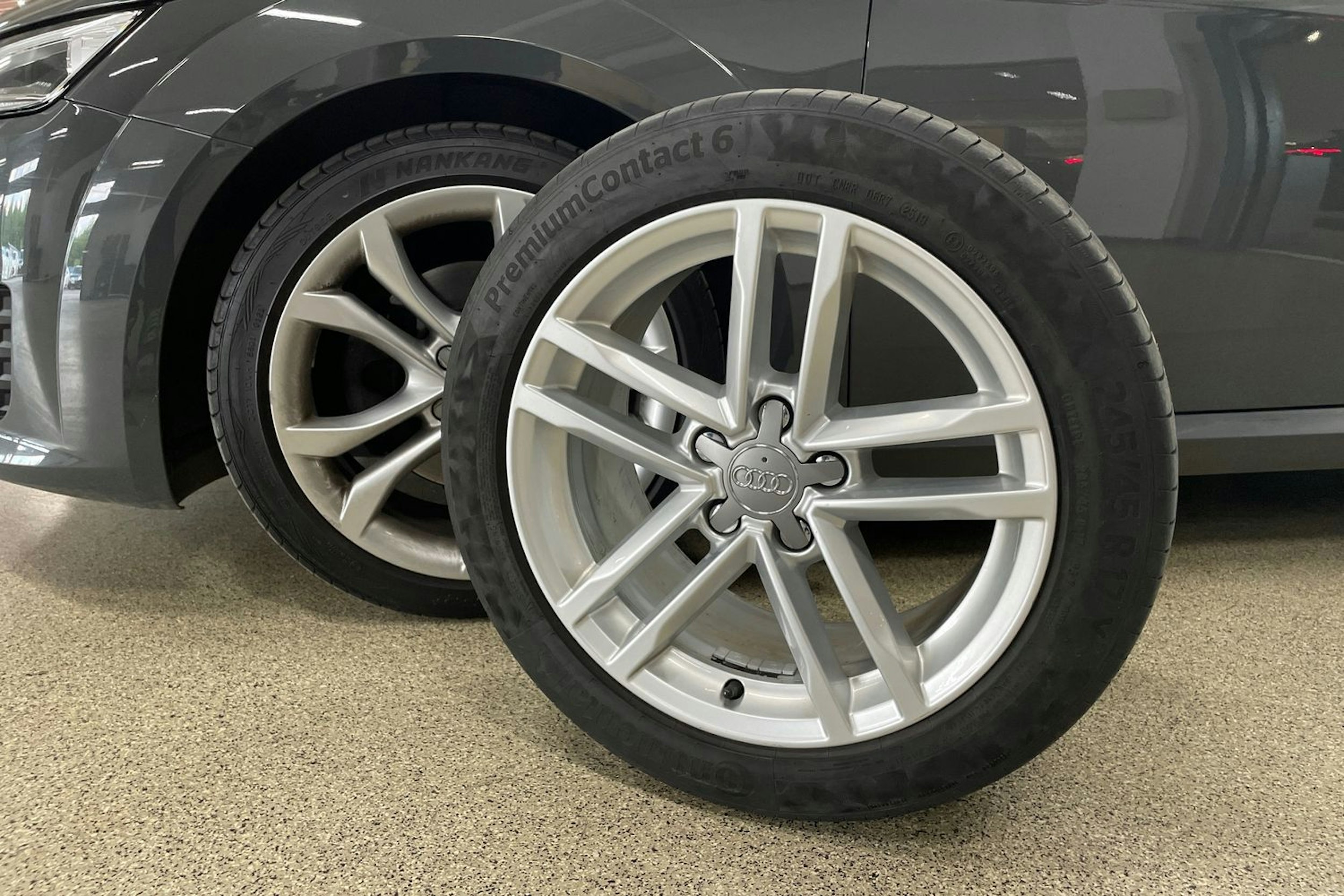 Harmaa Audi TT 2015 kuva 13.