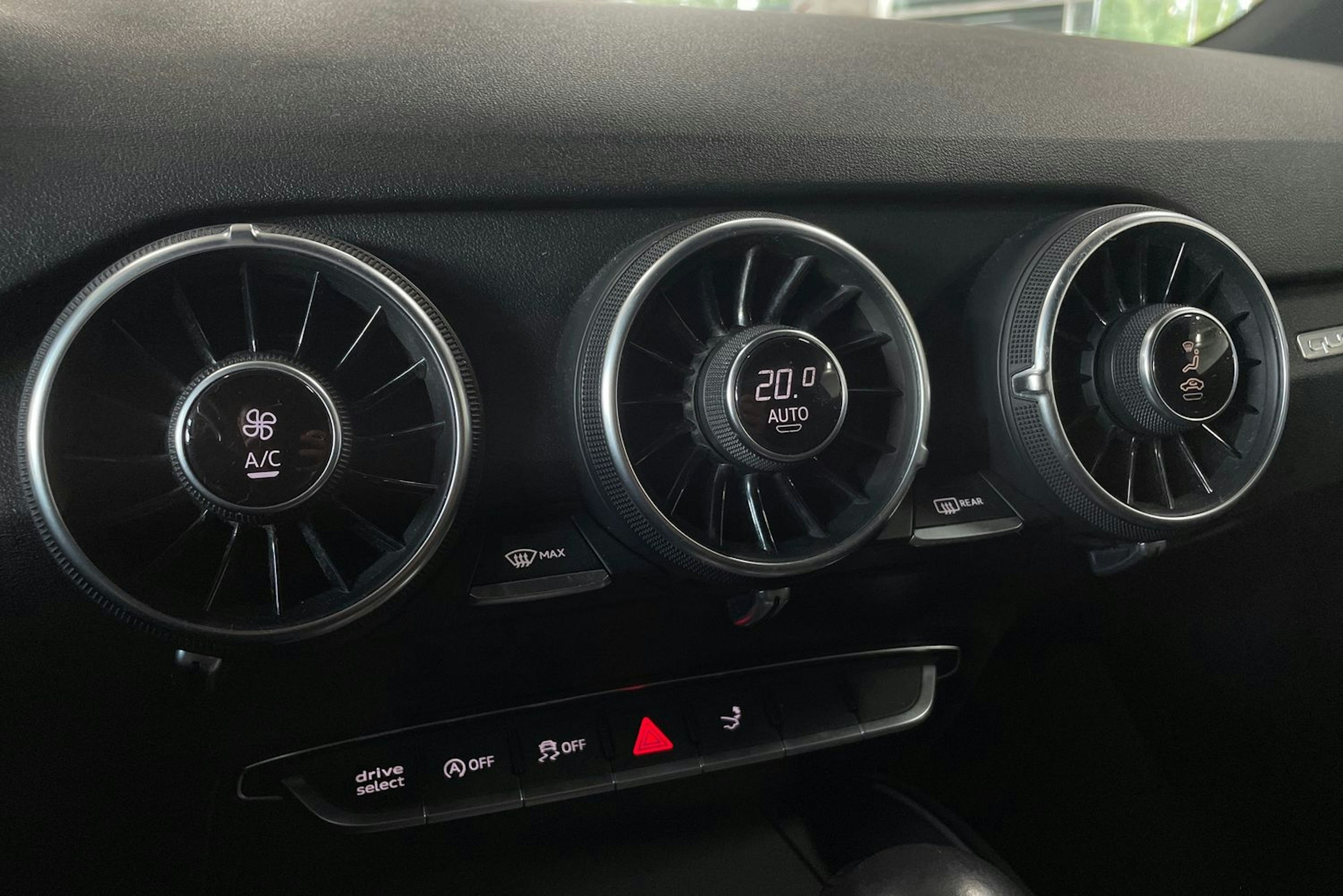 Harmaa Audi TT 2015 kuva 16.