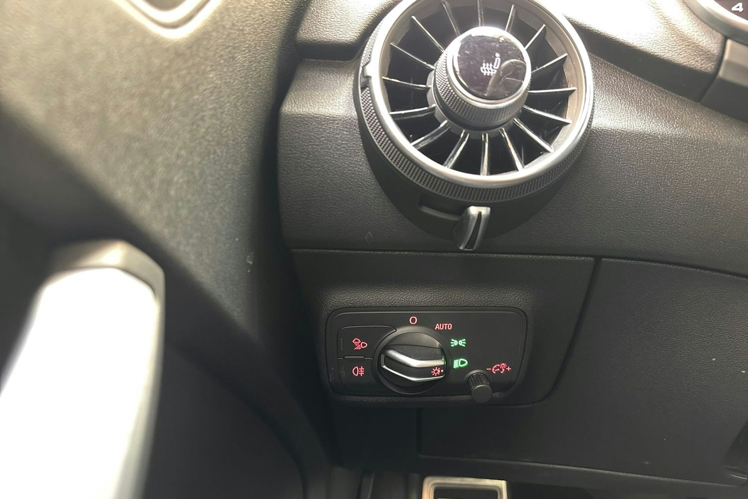 Valkoinen Audi TT 2017 kuva 12.