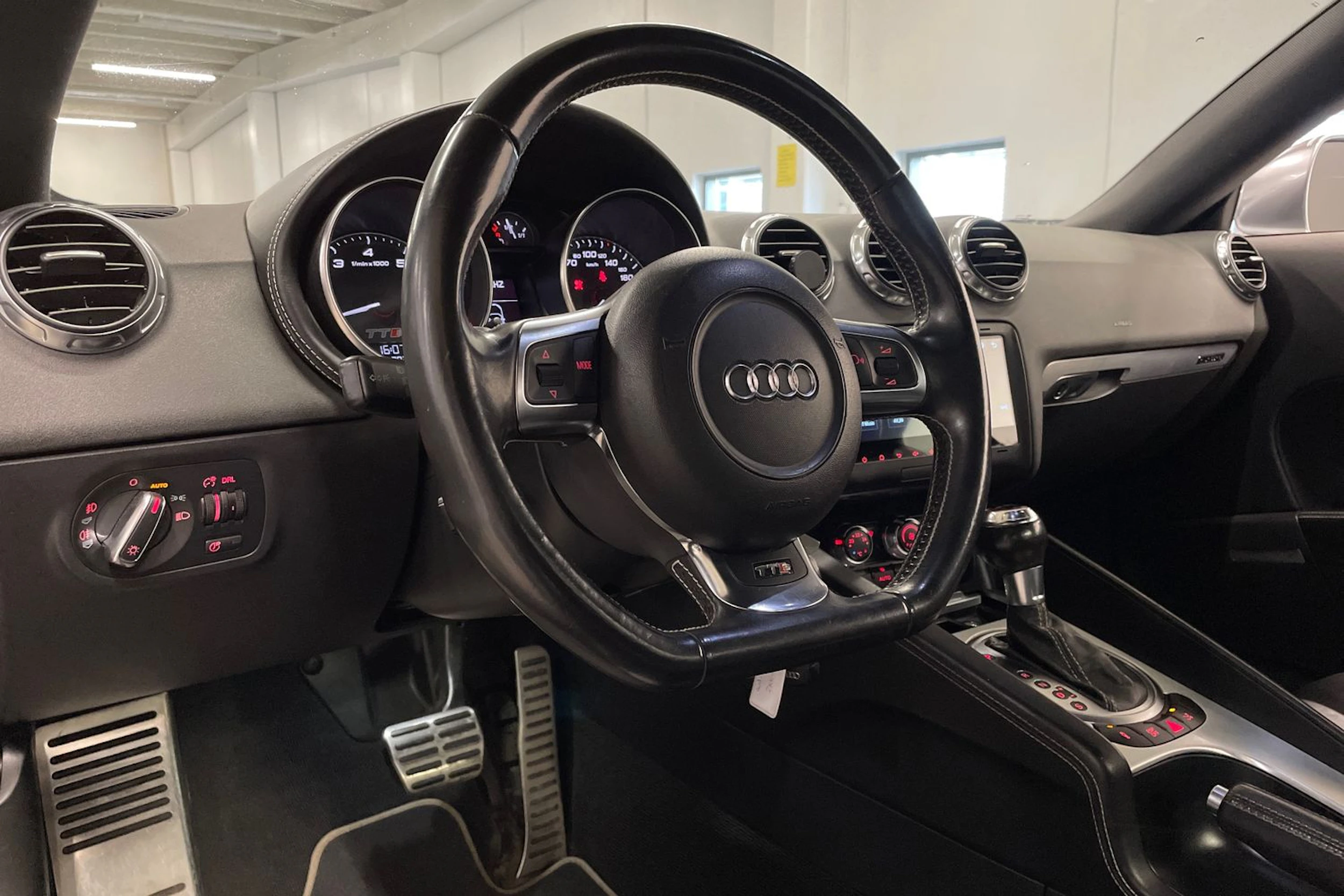 harmaa Audi TTS 2009 kuva 27.