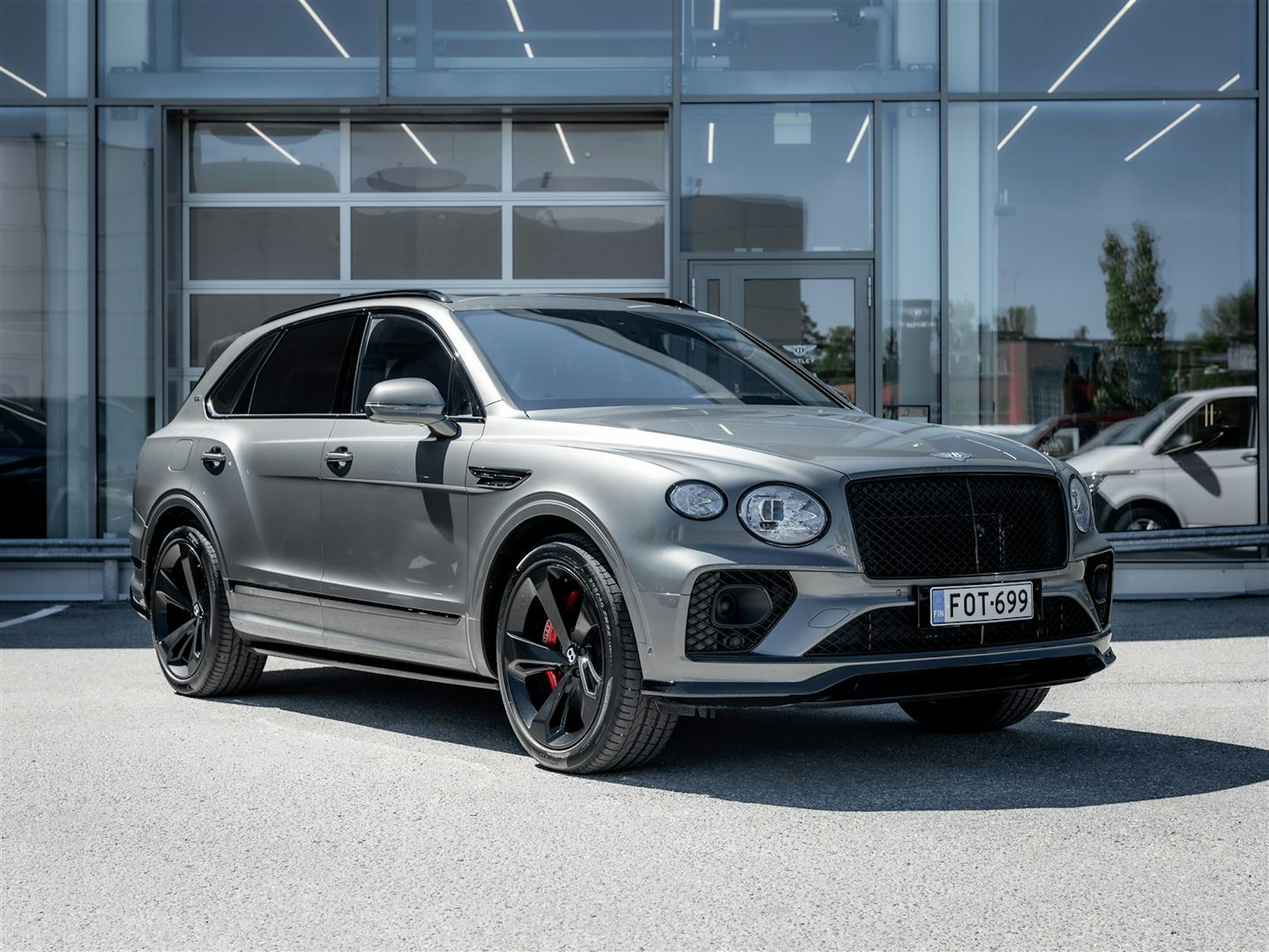 Harmaa Bentley Bentayga 2021 kuva 1.