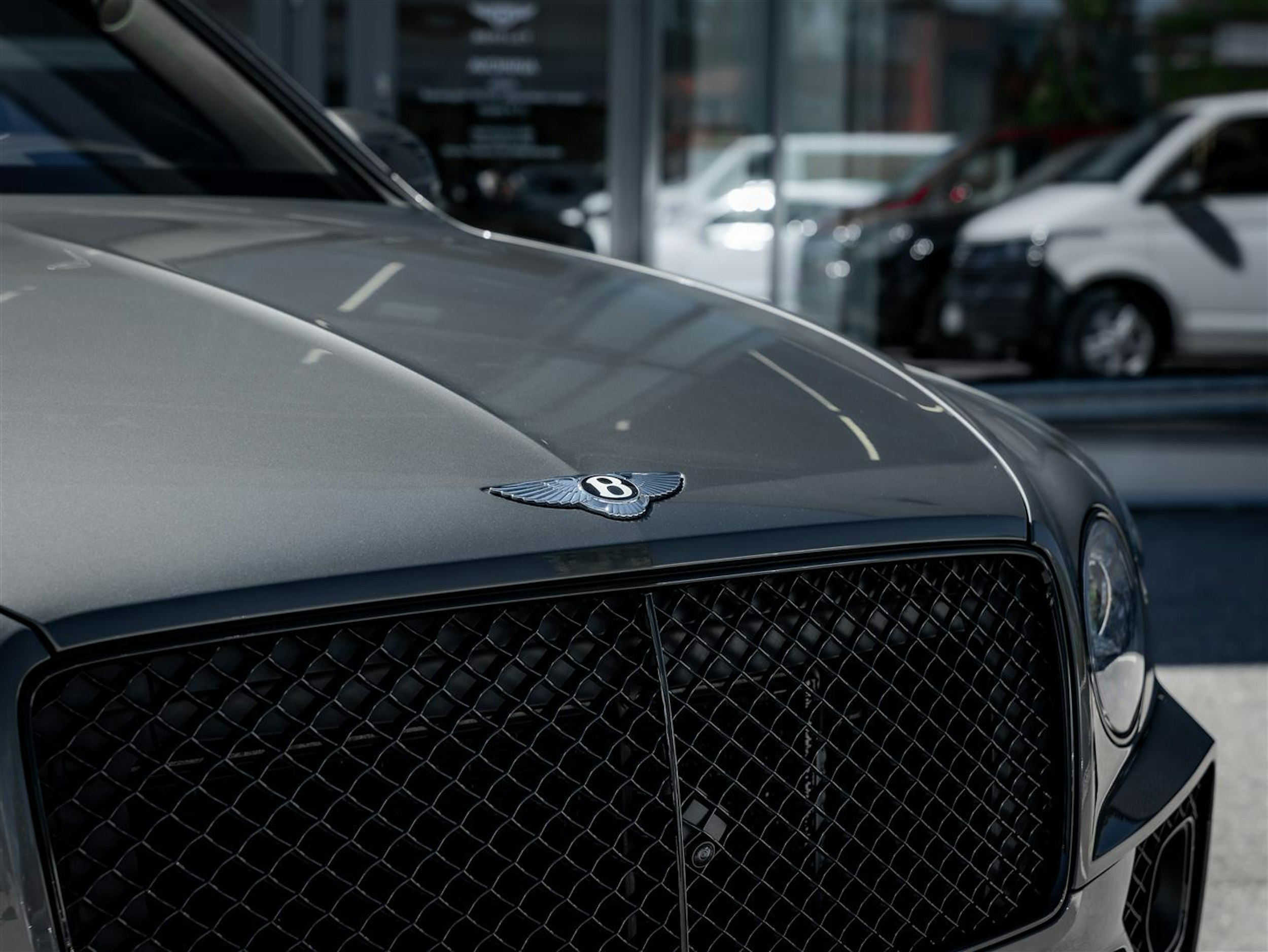 Harmaa Bentley Bentayga 2021 kuva 2.