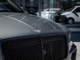 Harmaa Bentley Bentayga 2021 kuva 2.