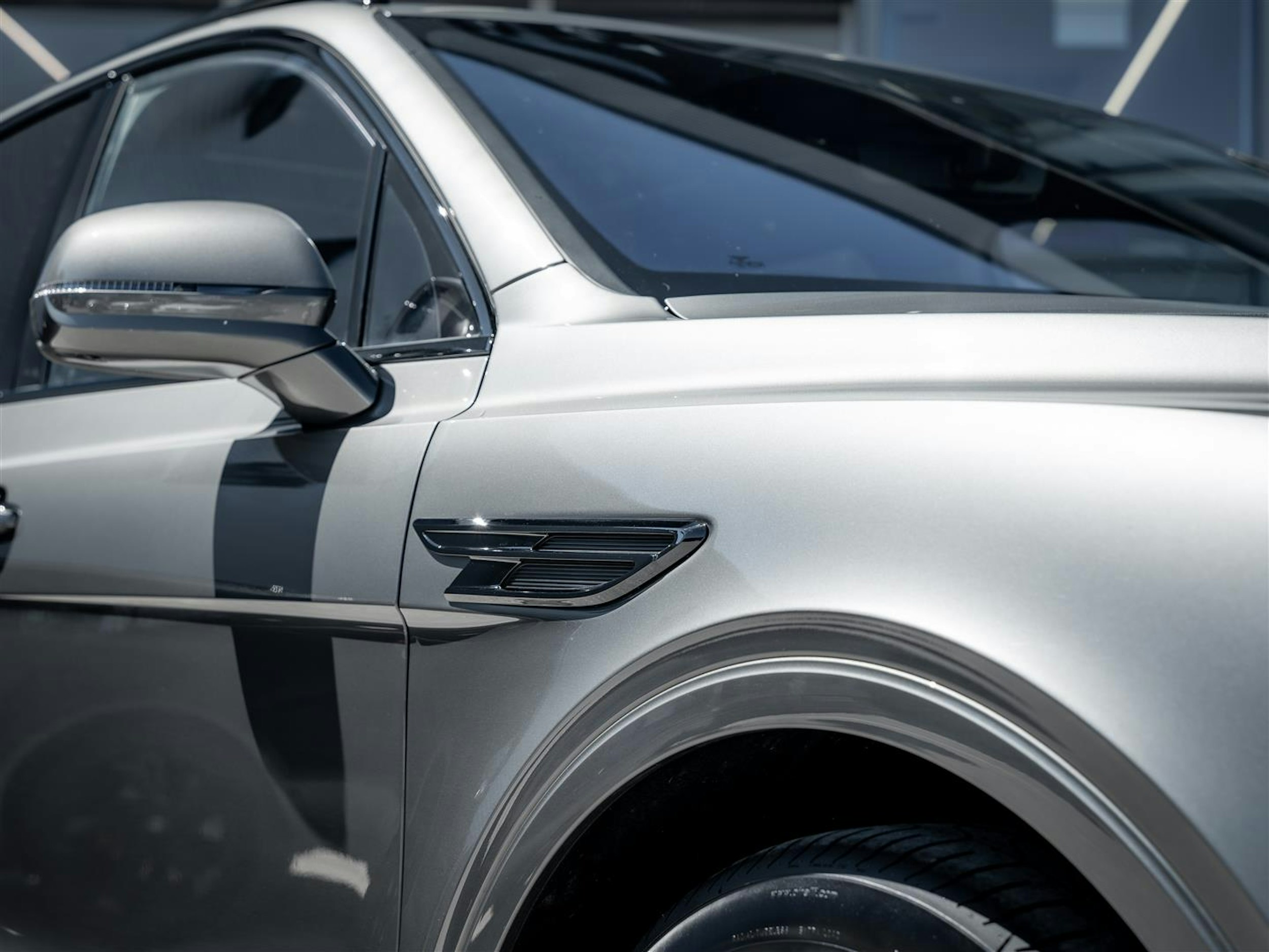 Harmaa Bentley Bentayga 2021 kuva 3.