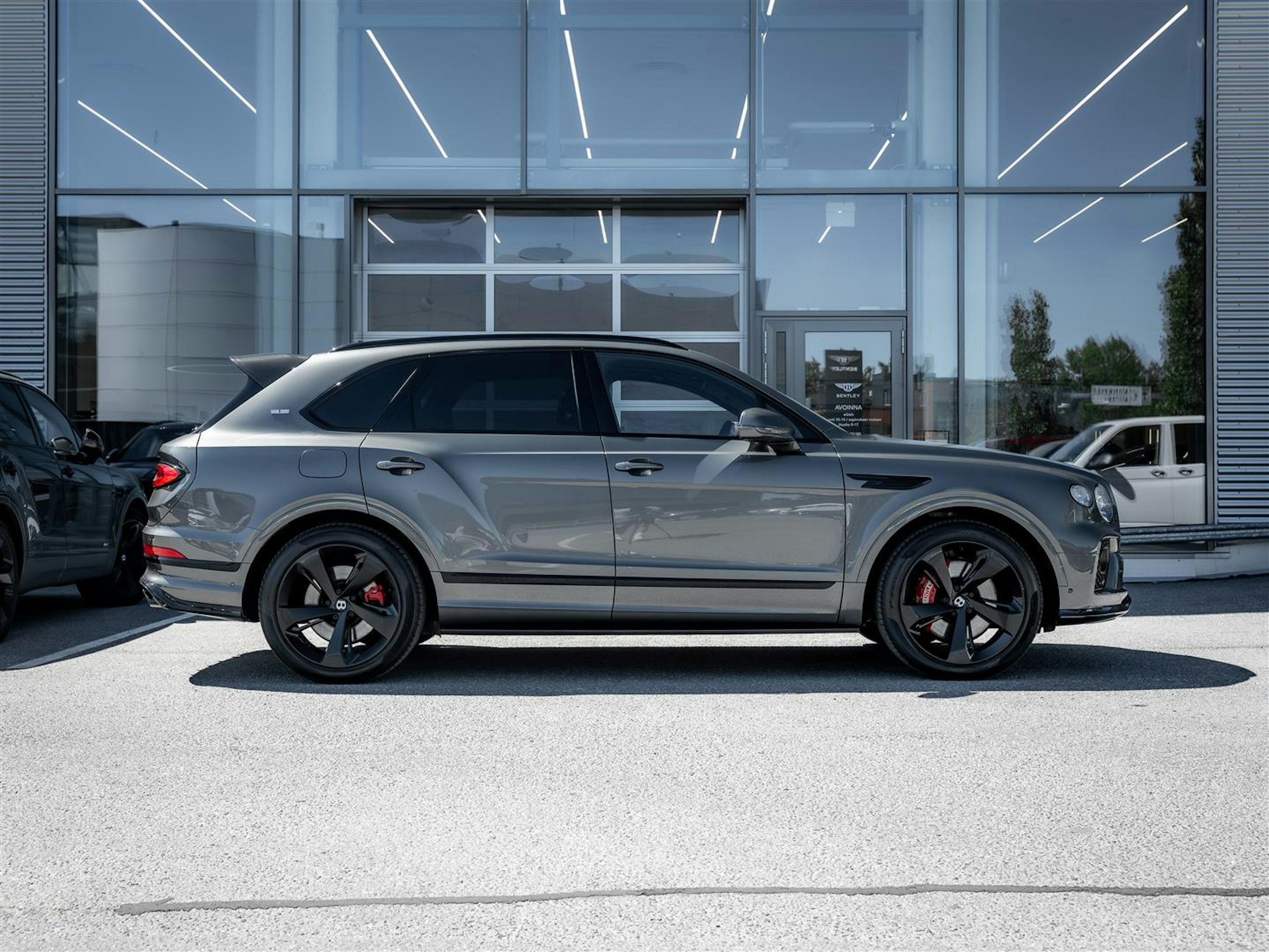 Harmaa Bentley Bentayga 2021 kuva 4.