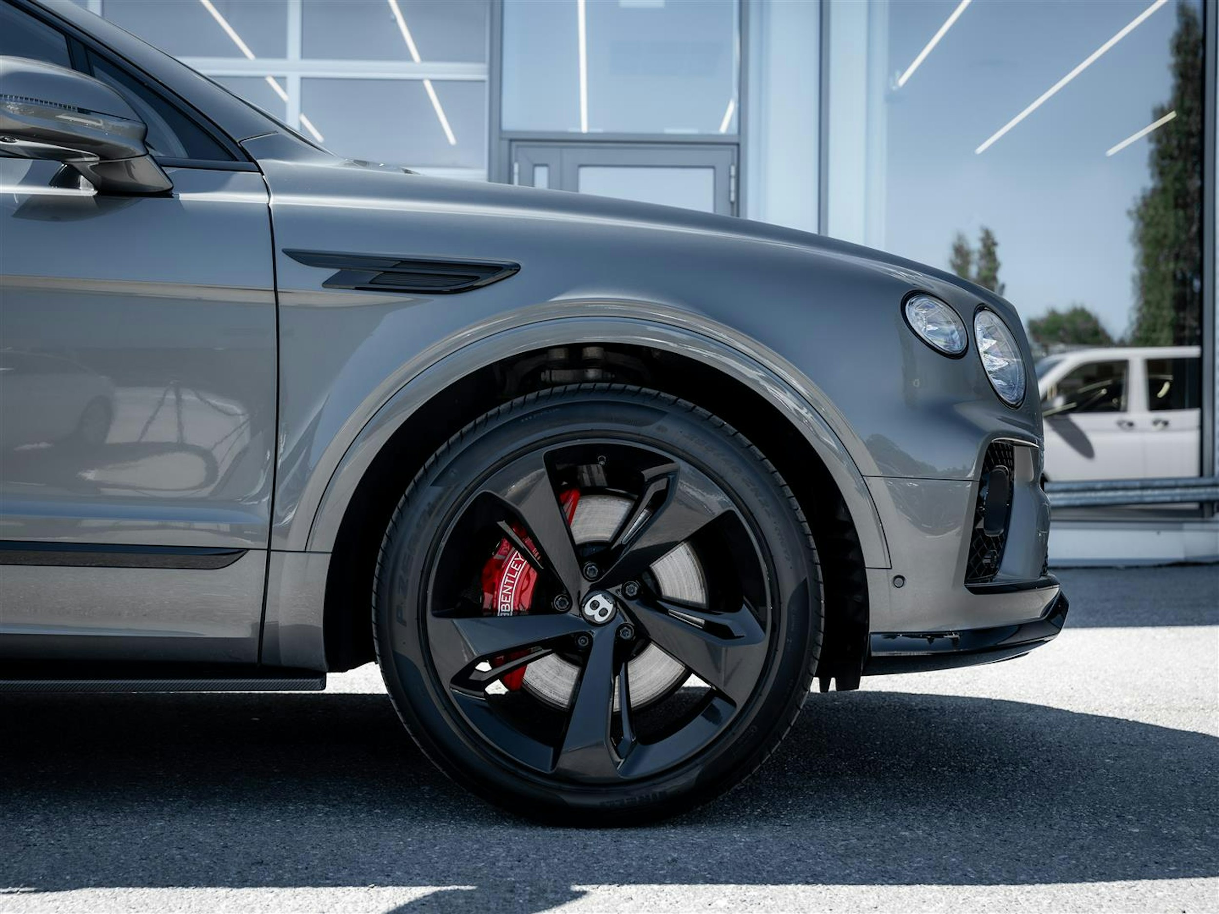 Harmaa Bentley Bentayga 2021 kuva 5.