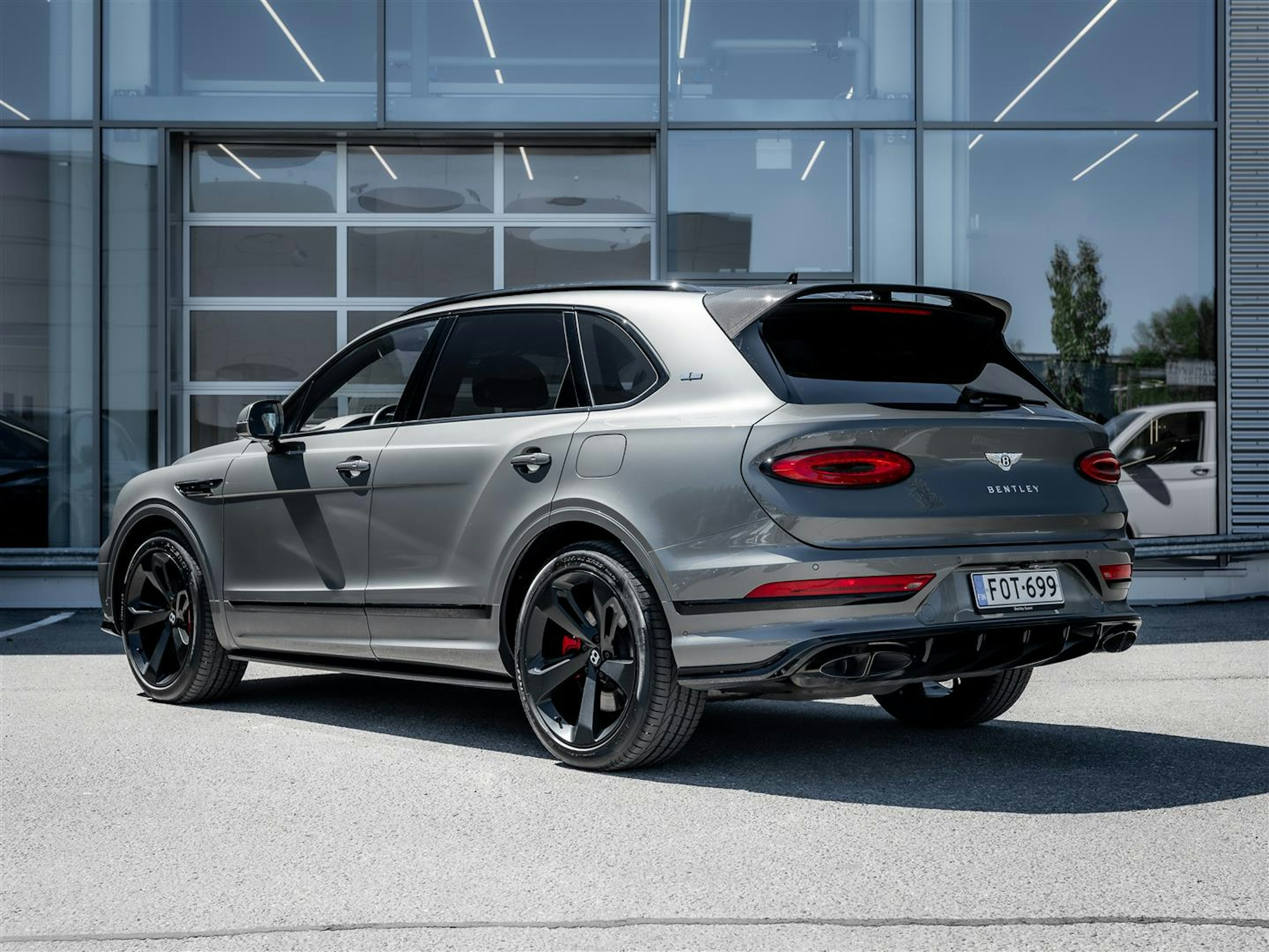 Harmaa Bentley Bentayga 2021 kuva 8.