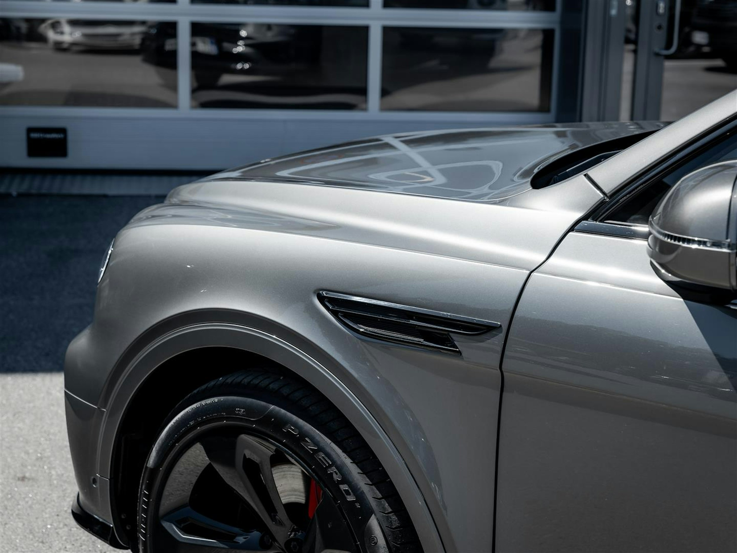 Harmaa Bentley Bentayga 2021 kuva 10.