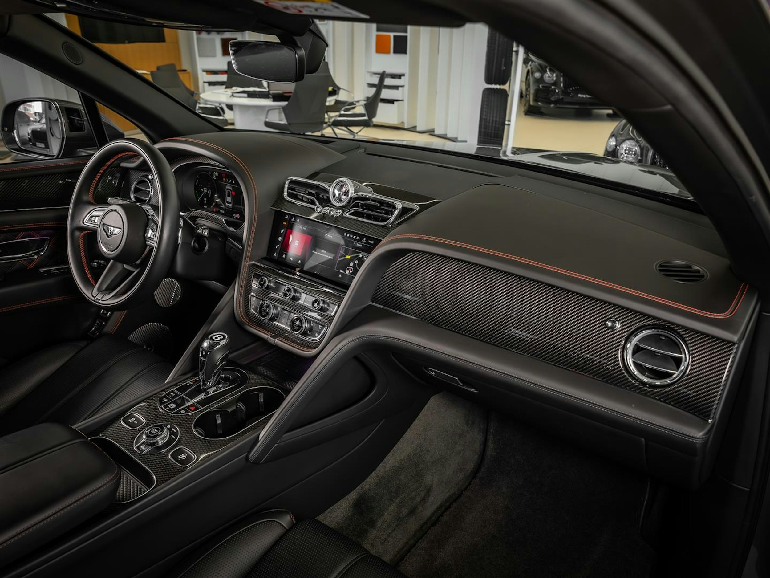 Harmaa Bentley Bentayga 2021 kuva 11.