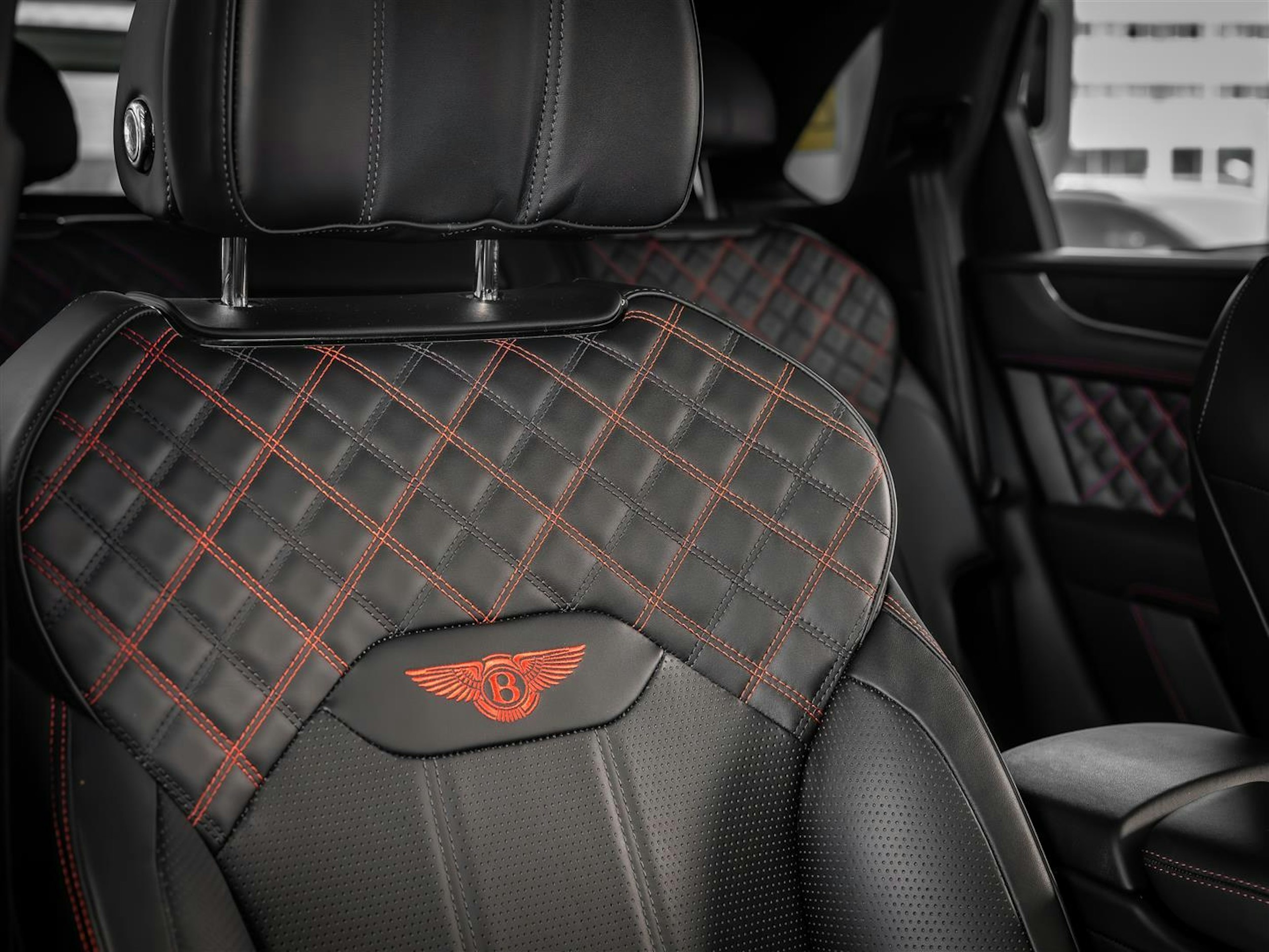 Harmaa Bentley Bentayga 2021 kuva 14.
