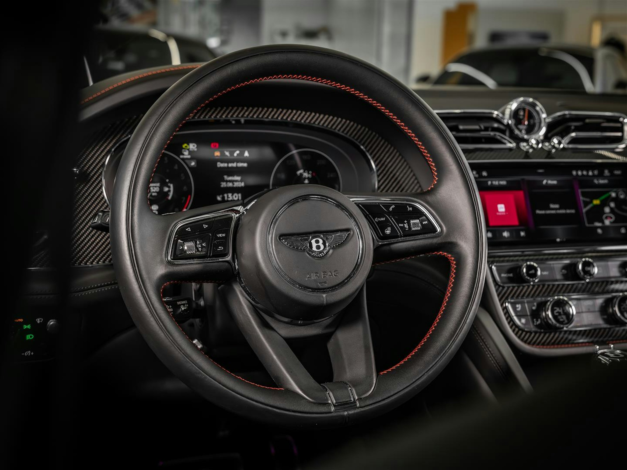 Harmaa Bentley Bentayga 2021 kuva 16.