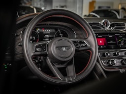 Harmaa Bentley Bentayga 2021 kuva 16.