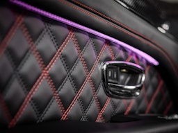 Harmaa Bentley Bentayga 2021 kuva 18.