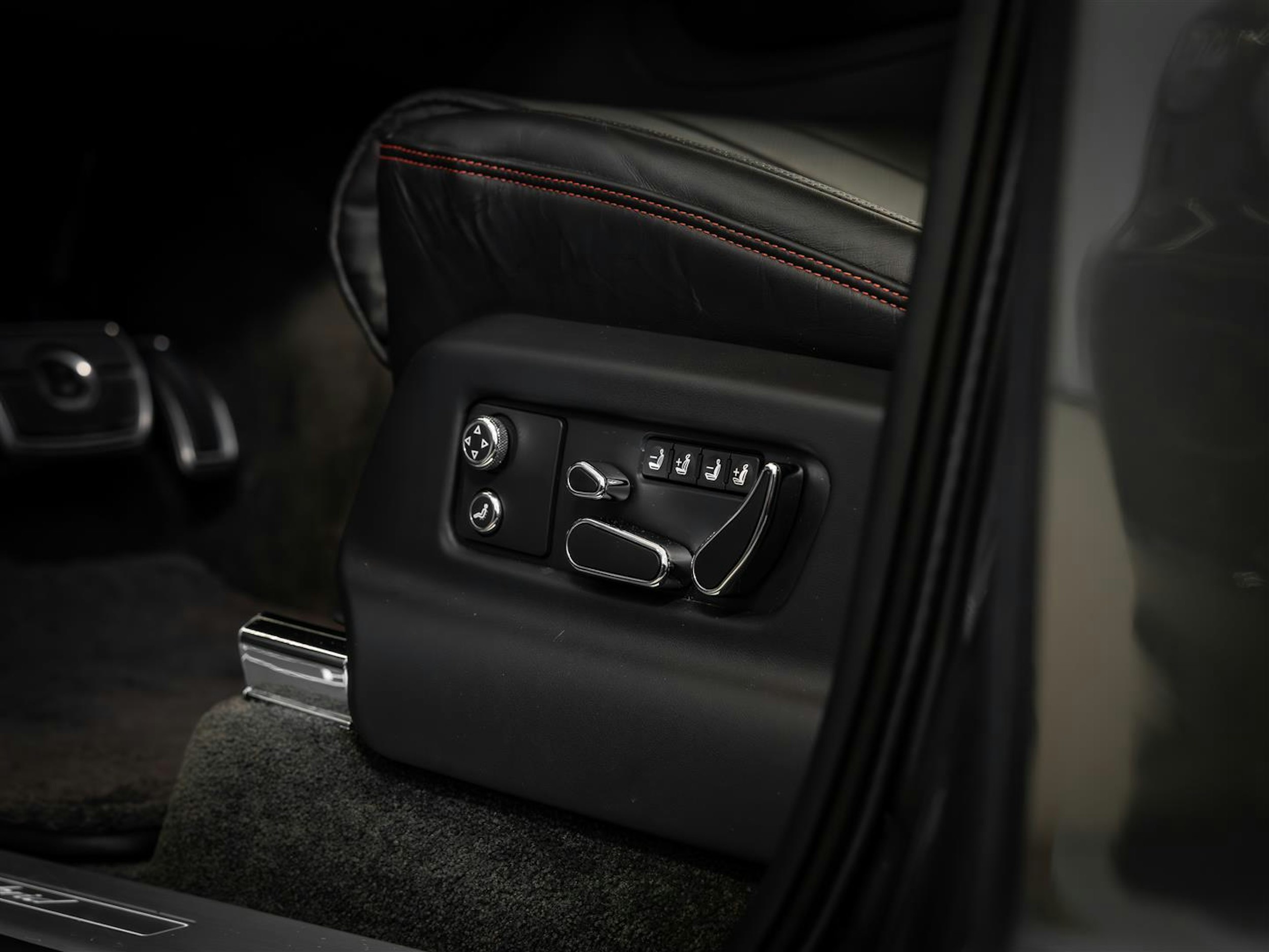 Harmaa Bentley Bentayga 2021 kuva 19.