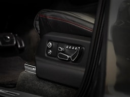 Harmaa Bentley Bentayga 2021 kuva 19.