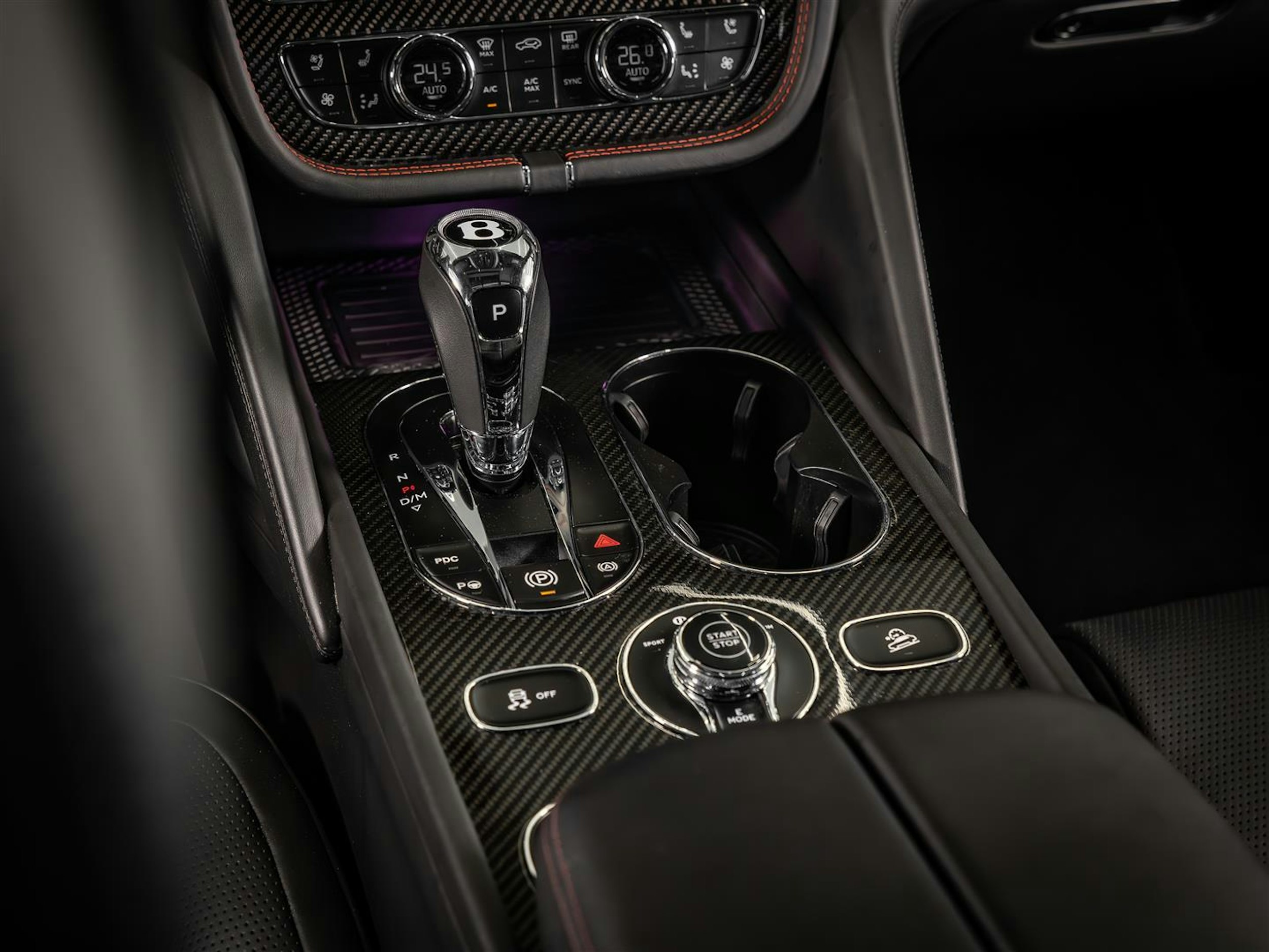 Harmaa Bentley Bentayga 2021 kuva 21.