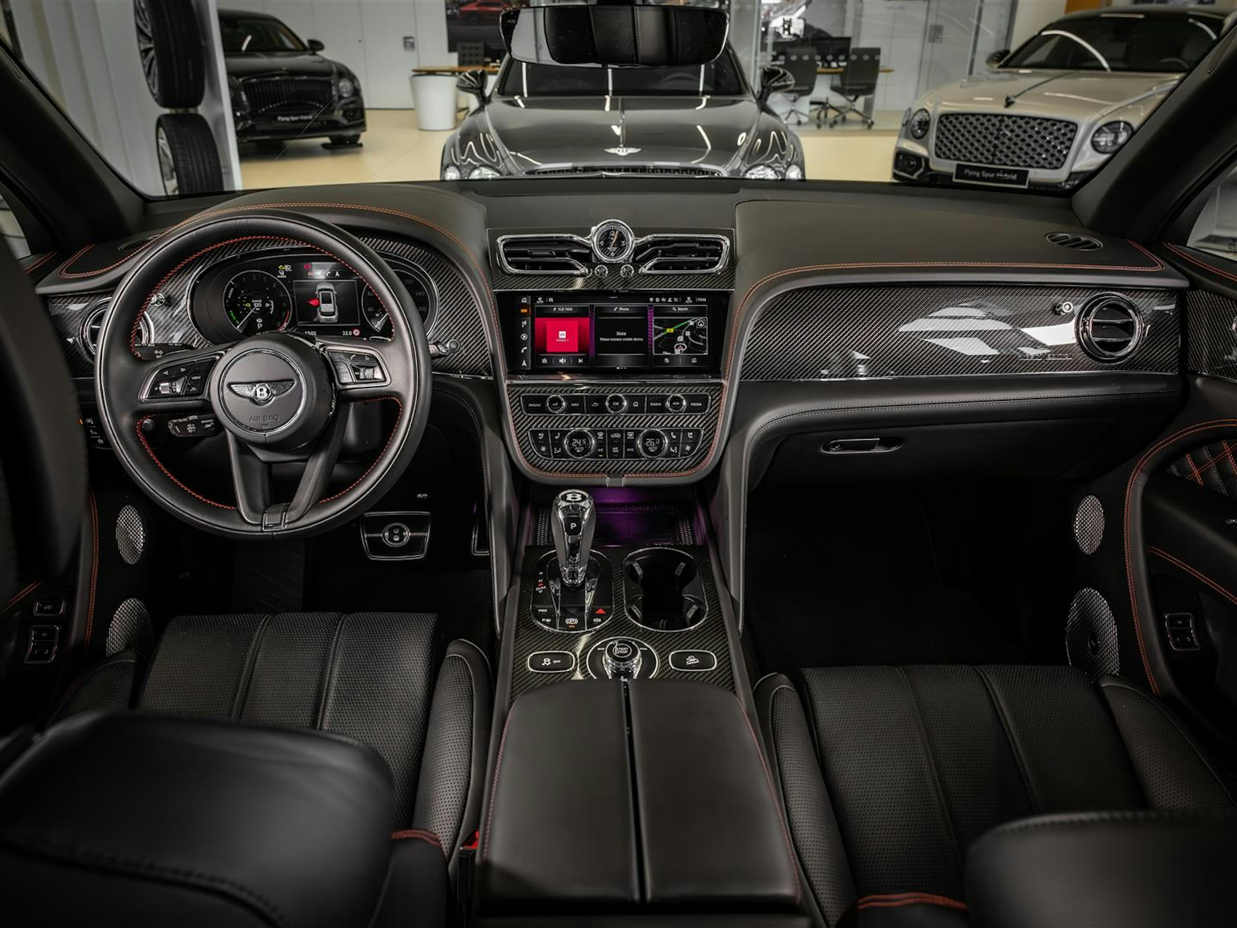 Harmaa Bentley Bentayga 2021 kuva 22.