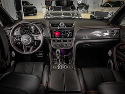 Harmaa Bentley Bentayga 2021 kuva 22.