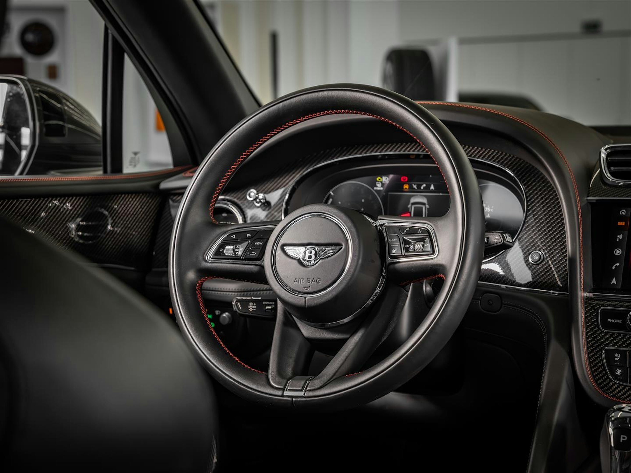 Harmaa Bentley Bentayga 2021 kuva 23.