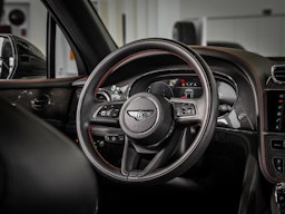 Harmaa Bentley Bentayga 2021 kuva 23.