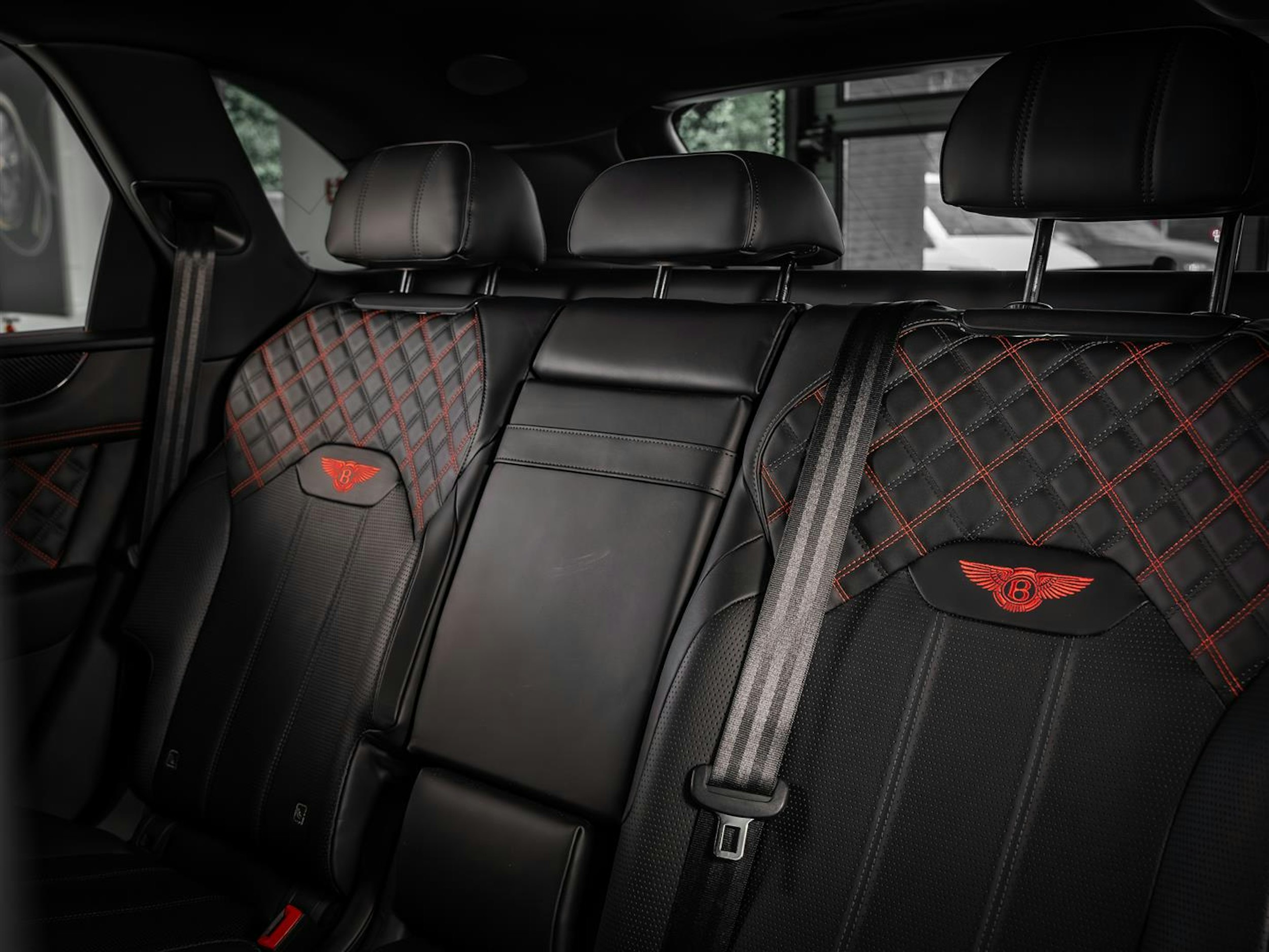 Harmaa Bentley Bentayga 2021 kuva 24.