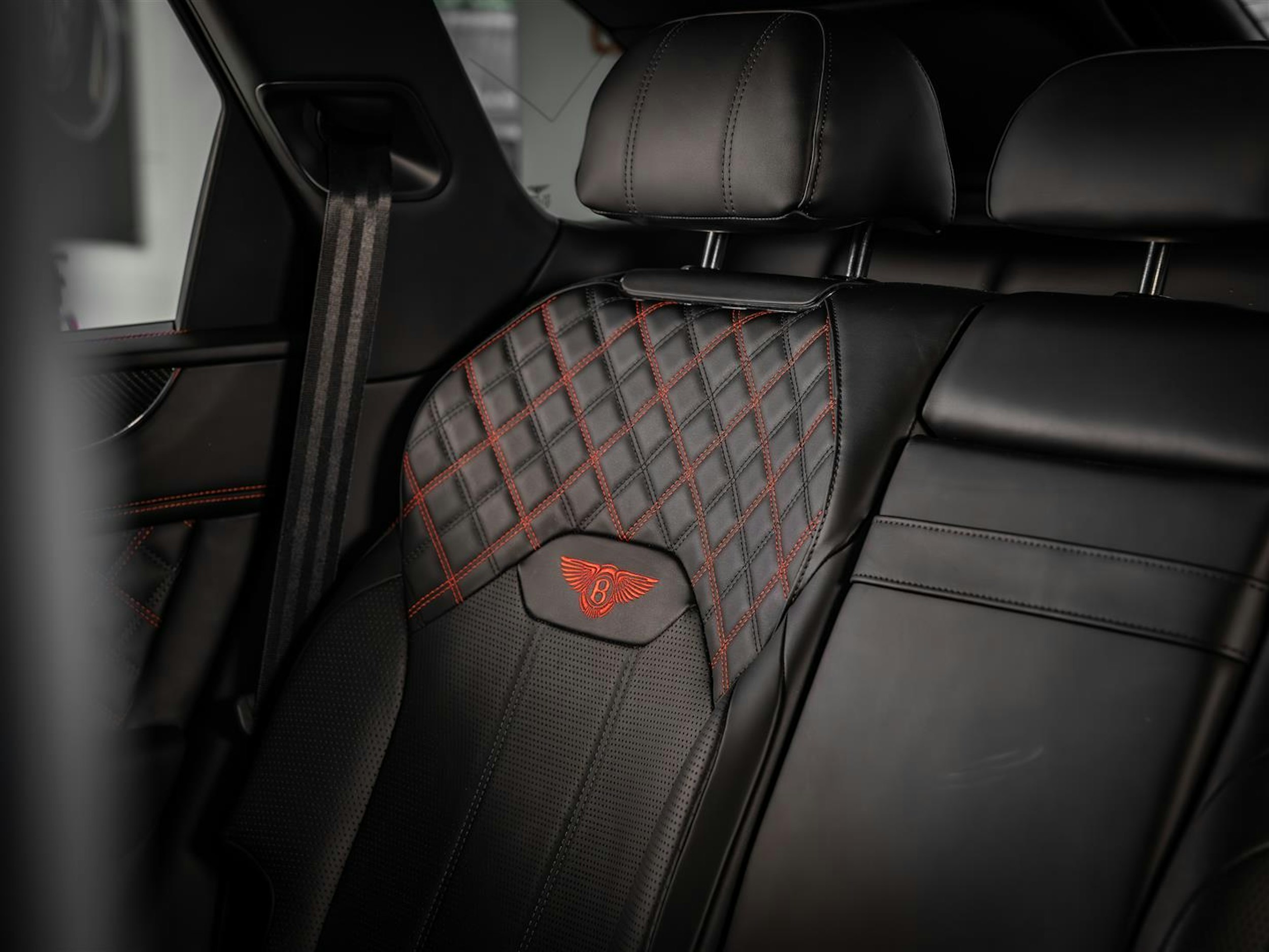 Harmaa Bentley Bentayga 2021 kuva 25.