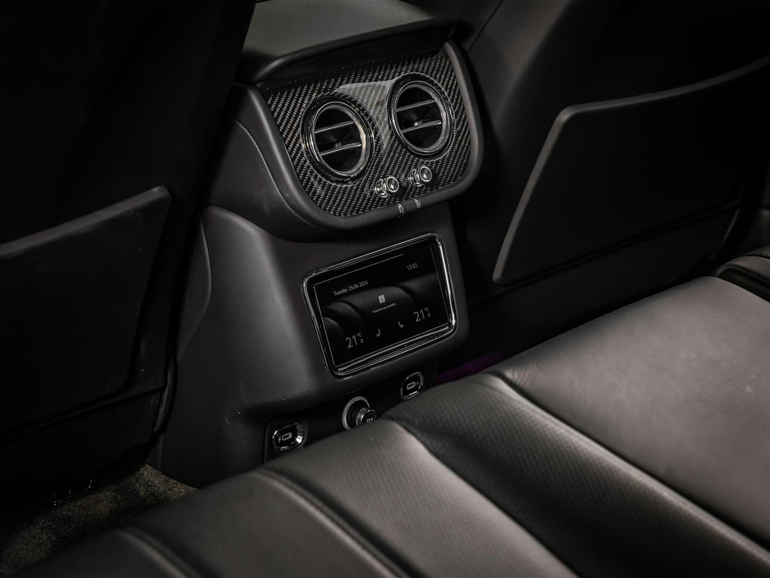 Harmaa Bentley Bentayga 2021 kuva 26.