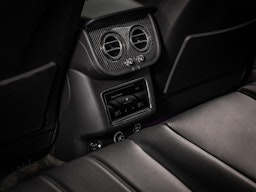 Harmaa Bentley Bentayga 2021 kuva 26.