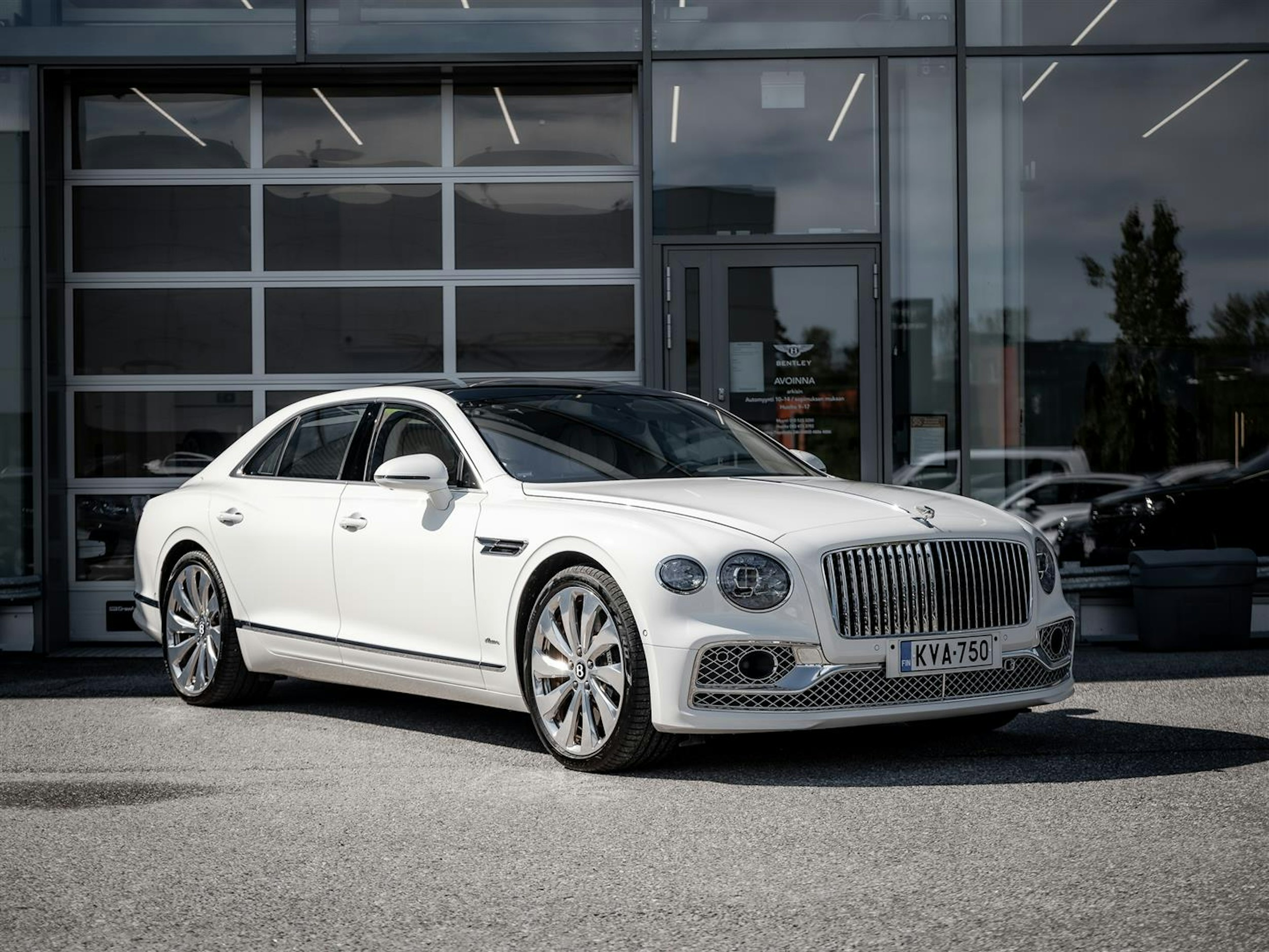 Valkoinen Bentley Flying Spur 2023 kuva 1.