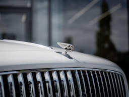 Valkoinen Bentley Flying Spur 2023 kuva 2.