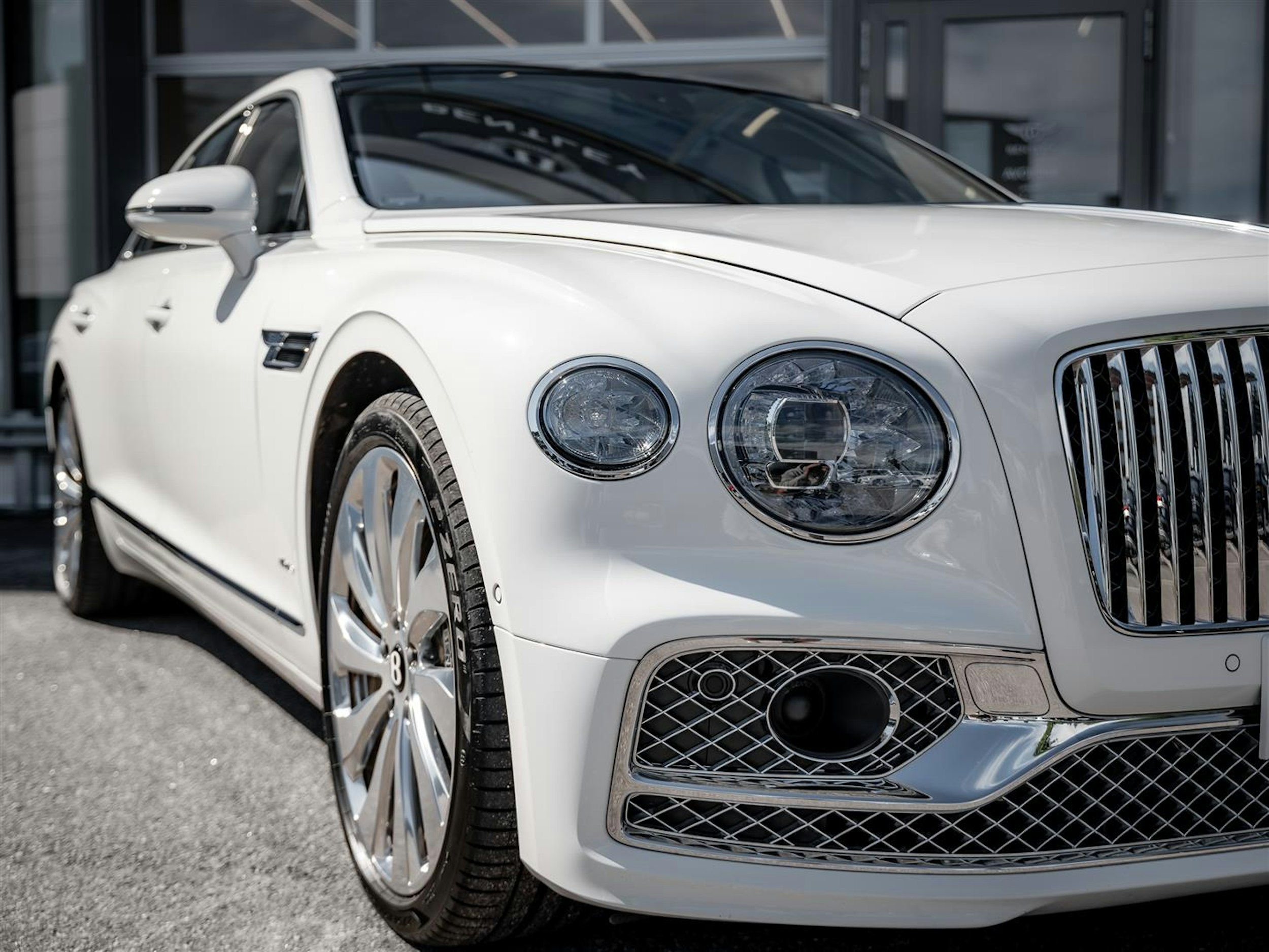 Valkoinen Bentley Flying Spur 2023 kuva 3.