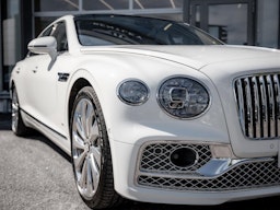 Valkoinen Bentley Flying Spur 2023 kuva 3.
