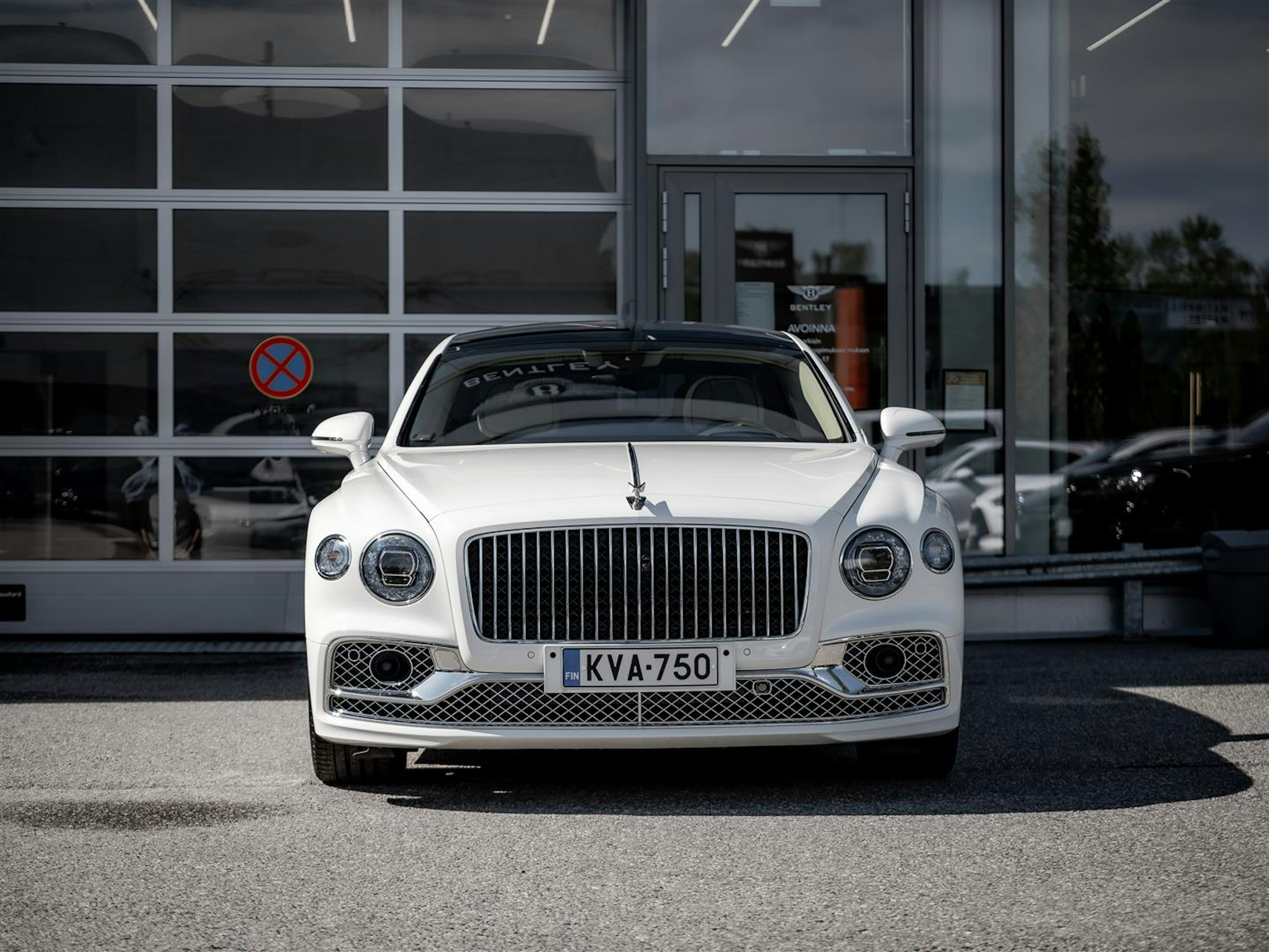 Valkoinen Bentley Flying Spur 2023 kuva 4.