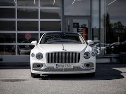 Valkoinen Bentley Flying Spur 2023 kuva 4.