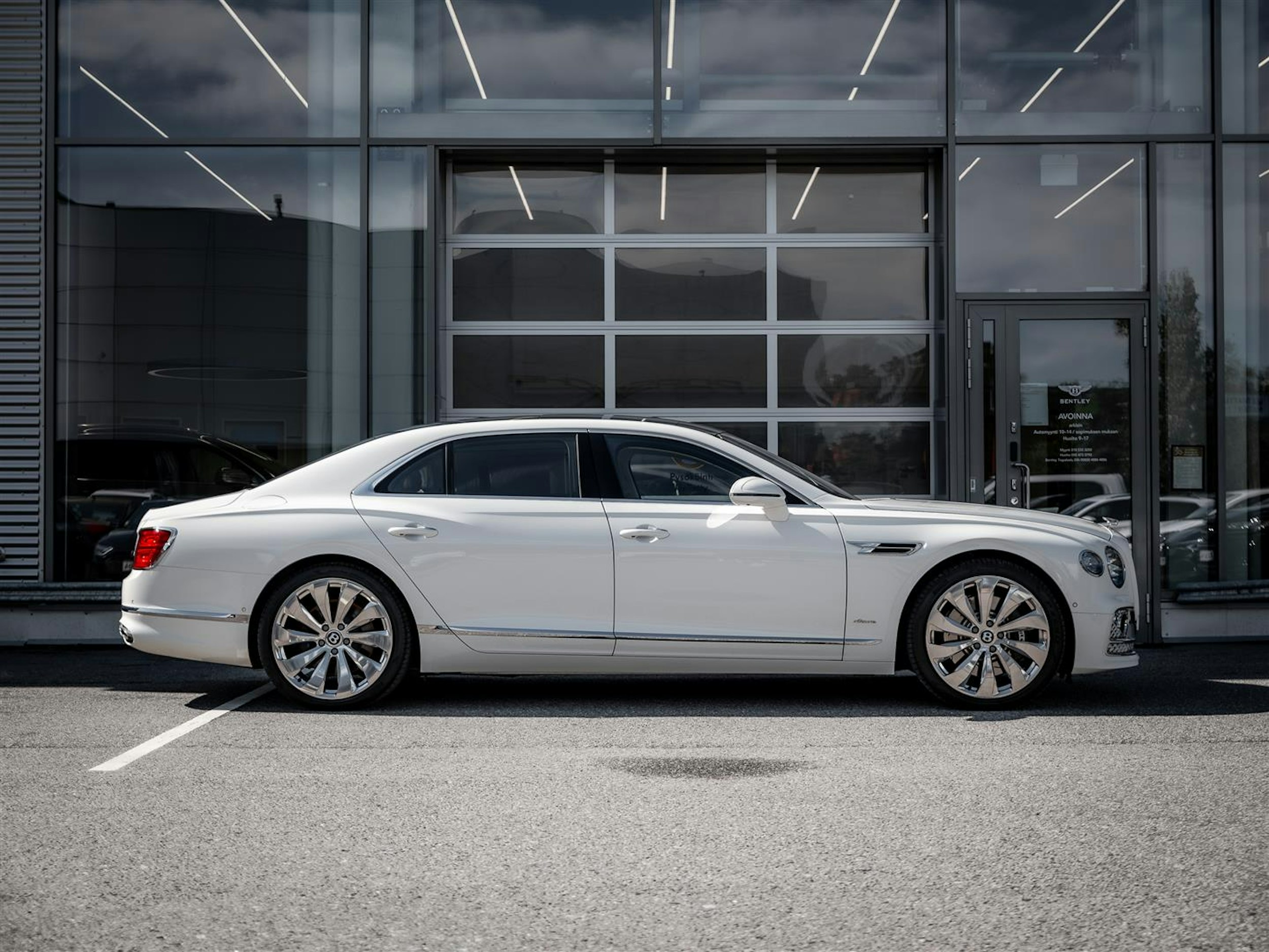 Valkoinen Bentley Flying Spur 2023 kuva 5.