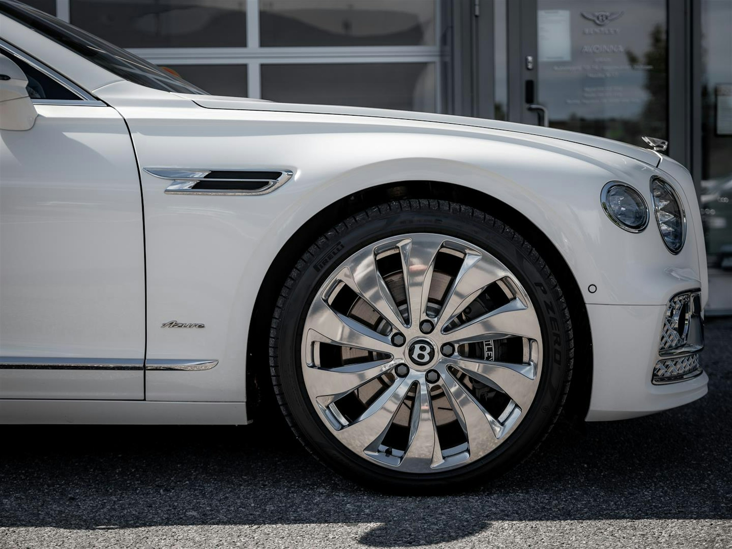 Valkoinen Bentley Flying Spur 2023 kuva 6.