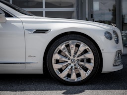 Valkoinen Bentley Flying Spur 2023 kuva 6.