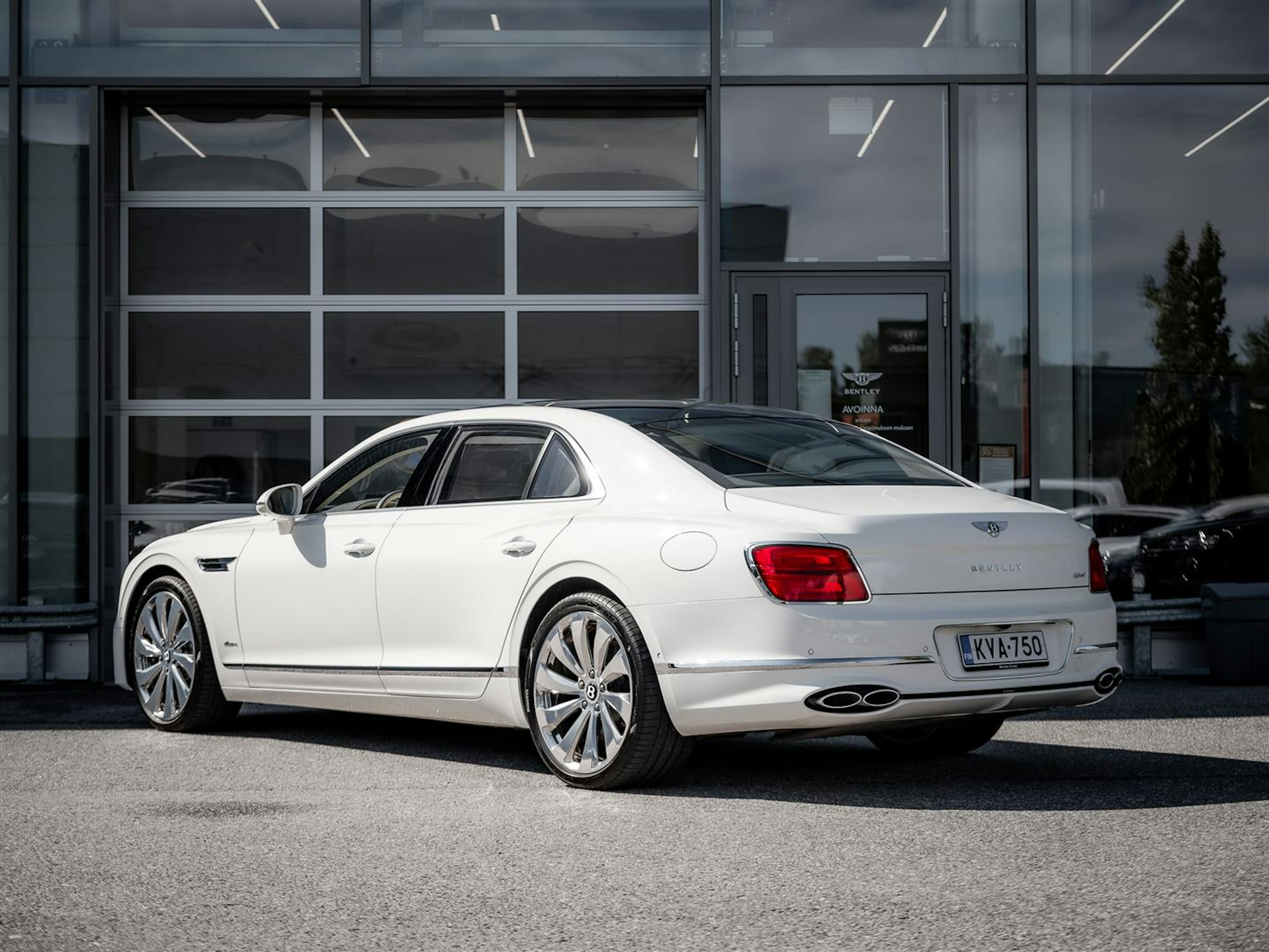Valkoinen Bentley Flying Spur 2023 kuva 7.