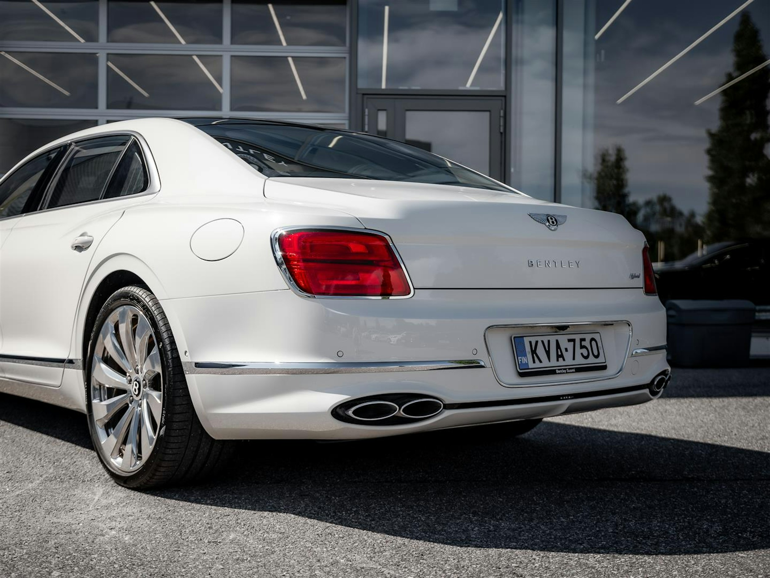 Valkoinen Bentley Flying Spur 2023 kuva 8.