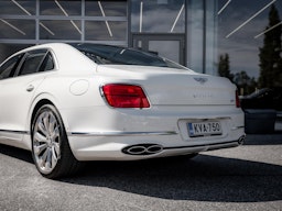 Valkoinen Bentley Flying Spur 2023 kuva 8.