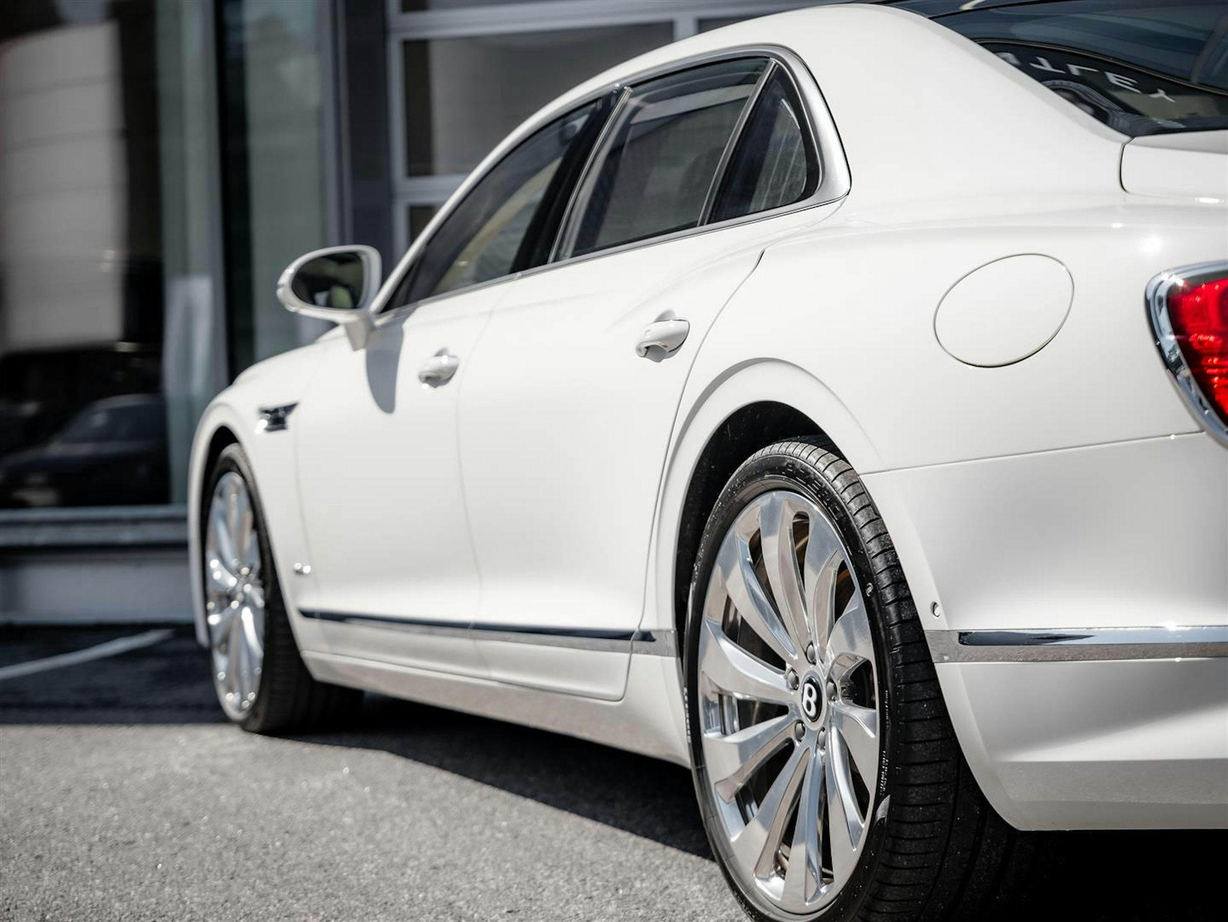 Valkoinen Bentley Flying Spur 2023 kuva 9.