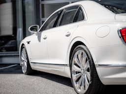 Valkoinen Bentley Flying Spur 2023 kuva 9.